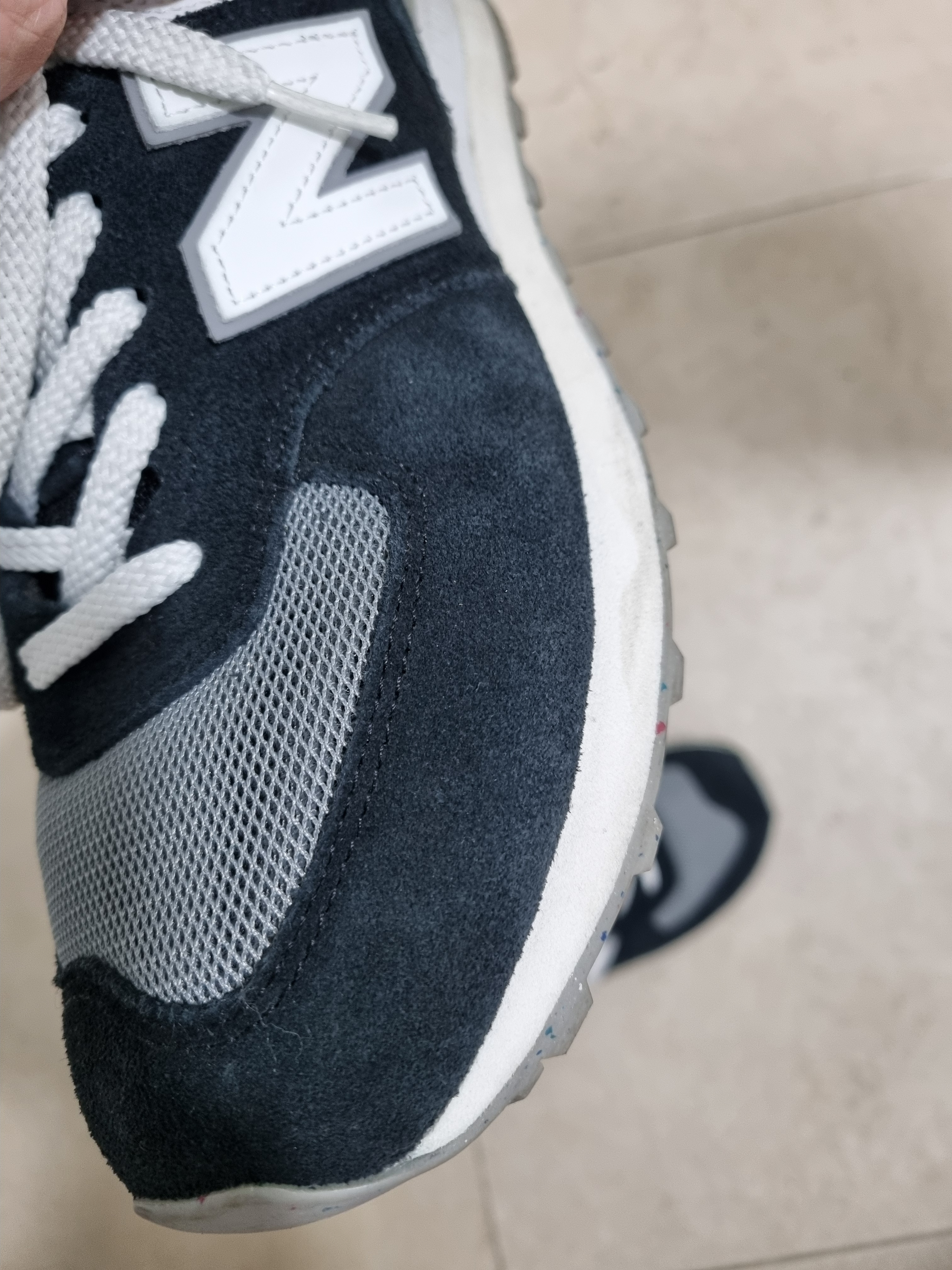New Balance 574 Black Grey 착용 스타일 - 2
