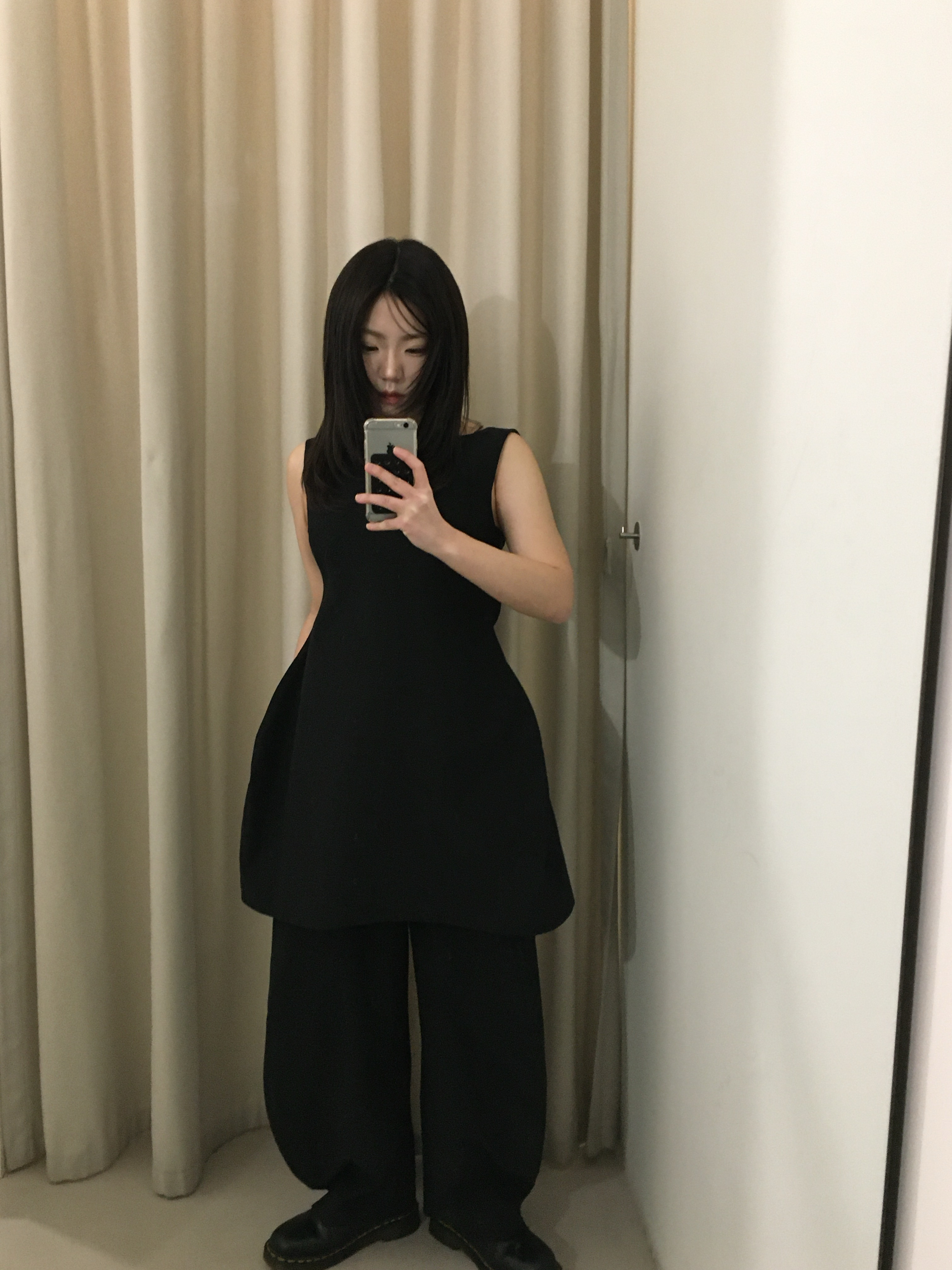 Amomento Women Curved Silhouette Pants Black - 25SS 착용 스타일 - 4
