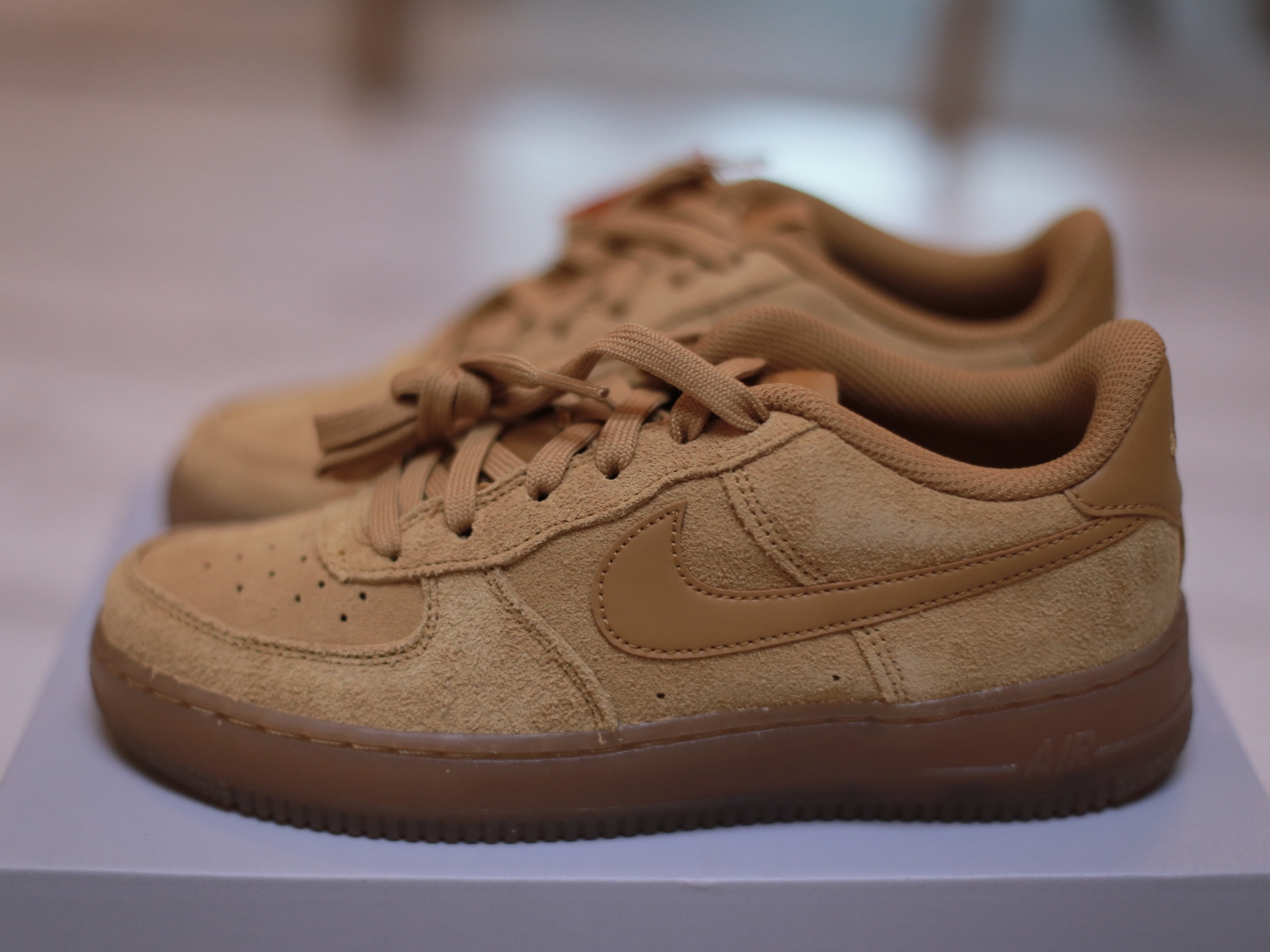 (GS) Nike Air Force 1 Low Wheat 착용 스타일 - 1