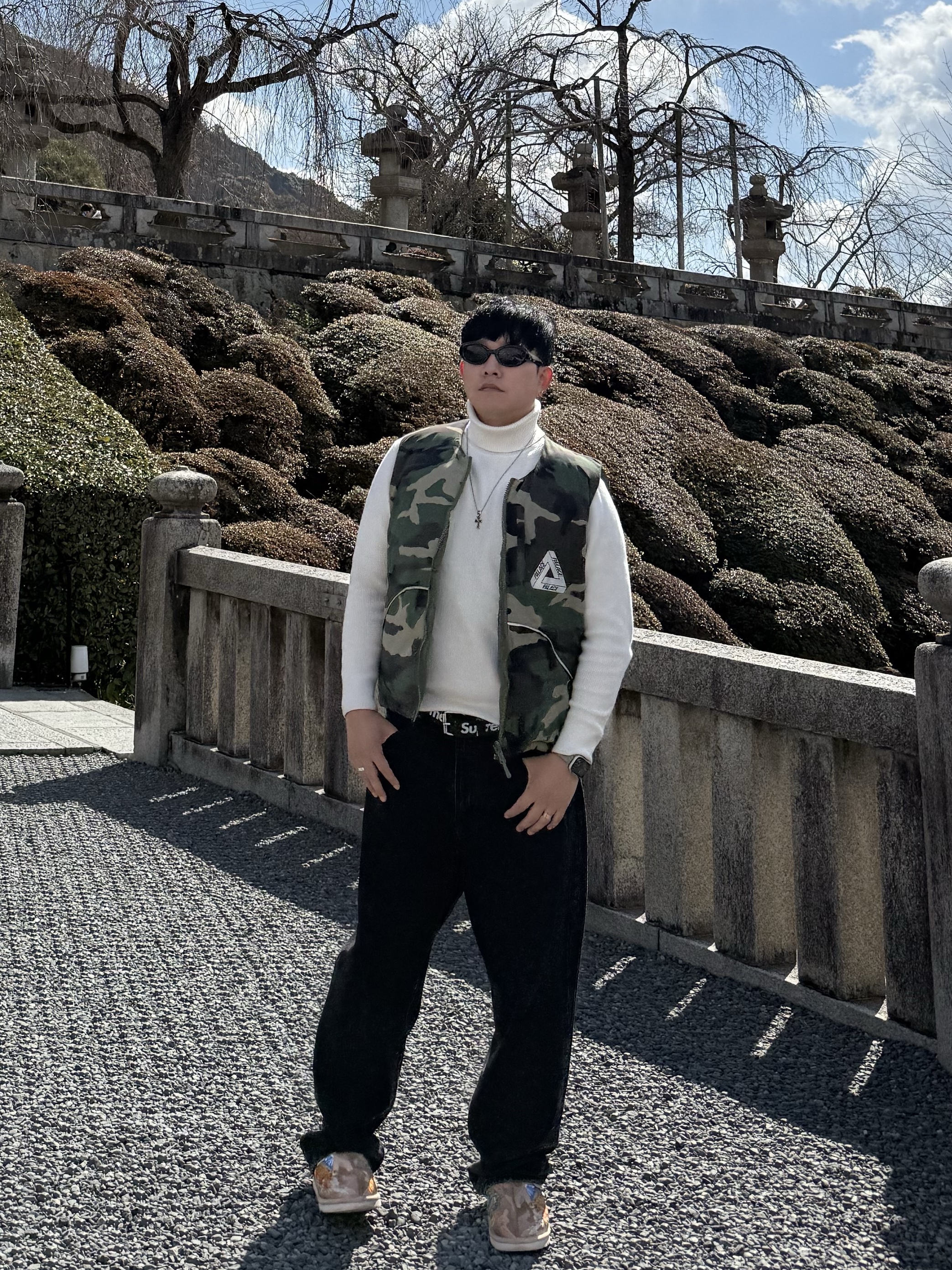 UGG x Palace Tasman Slipper Chestnut Camo, Palace P-Tech Reversible Puffa Vest Camo - 23FW 착용 스타일