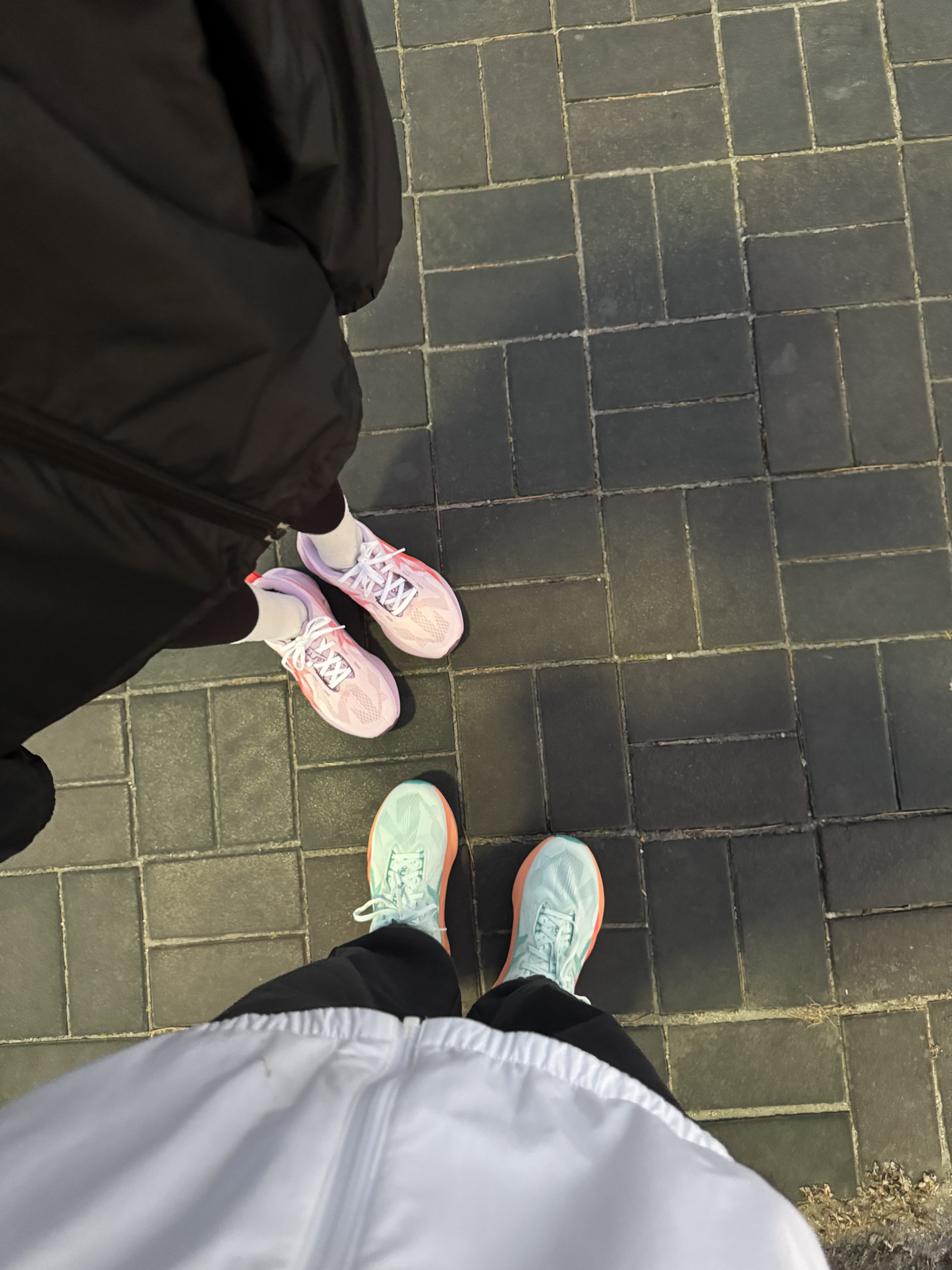 (W) Asics Novablast 5 White Coral Reef - D Wide, (W) Asics Novablast 5 White Coral Reef 착용 스타일 - 2