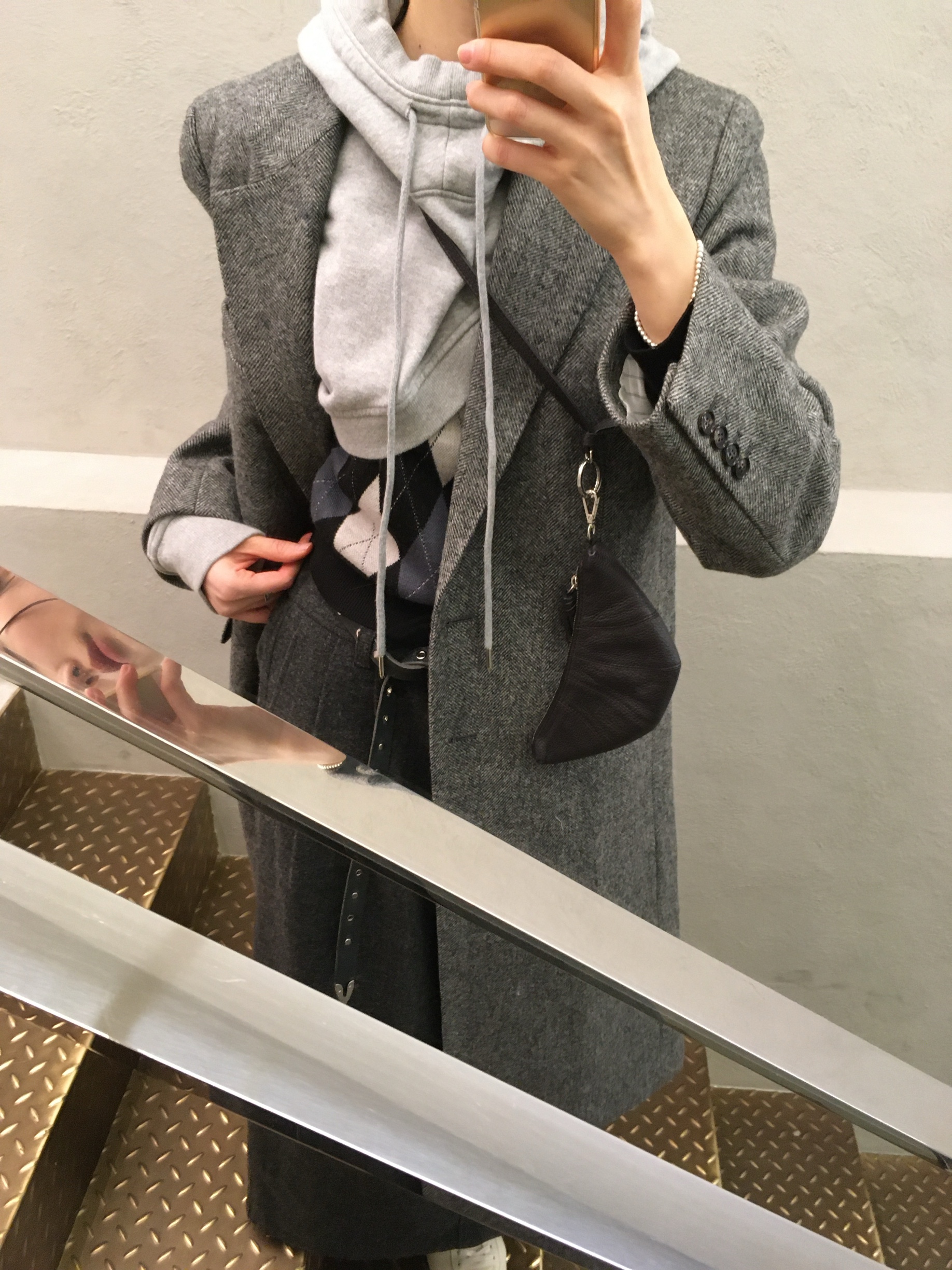 Gentle Monster x Maison Margiela MM004 Grey Black, Lemaire Crossbody Croissant Coin Purse Soft Grained Leather Black 착용 스타일 - 2