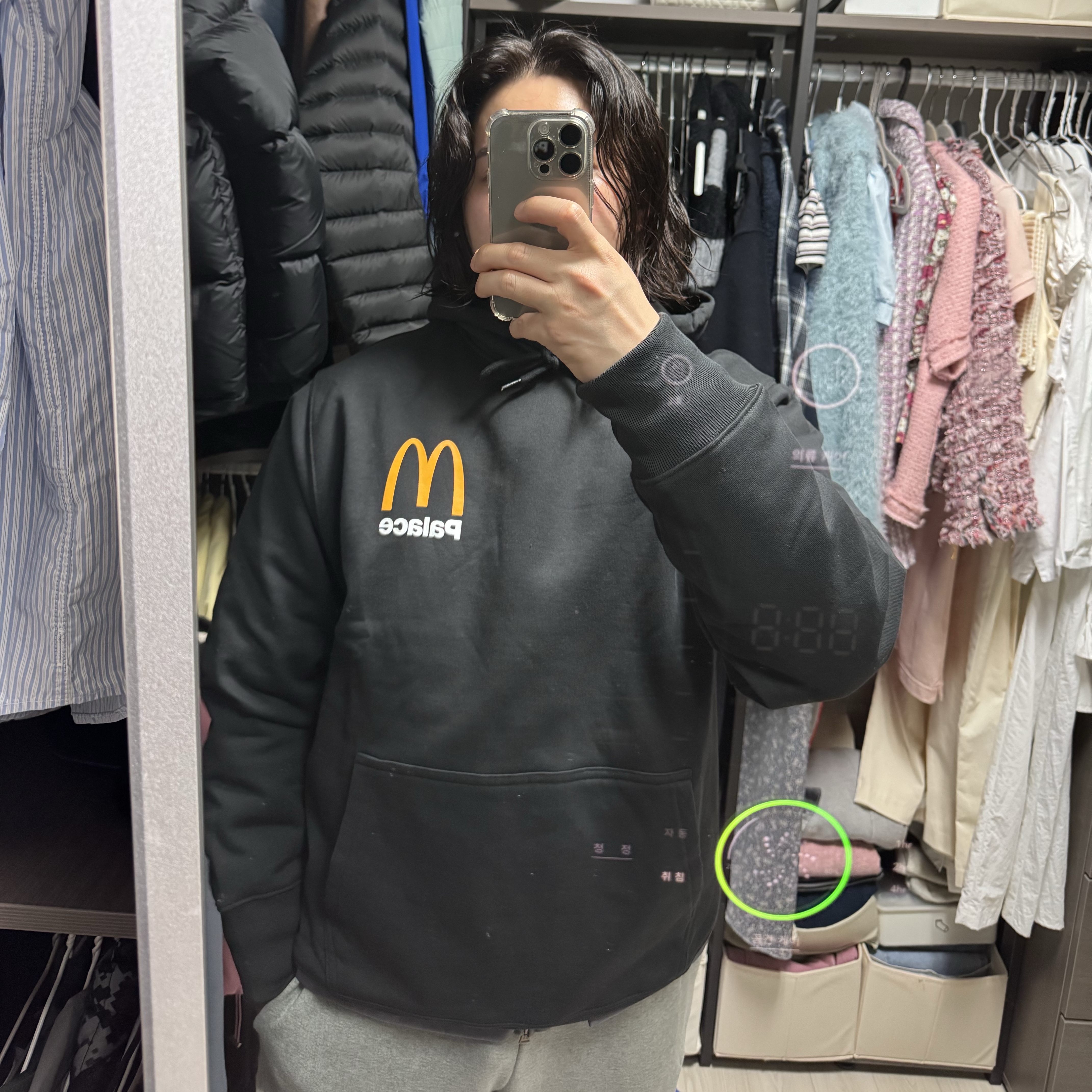 Palace x McDonald's Logo Hood Black - 23FW 착용 스타일 - 1