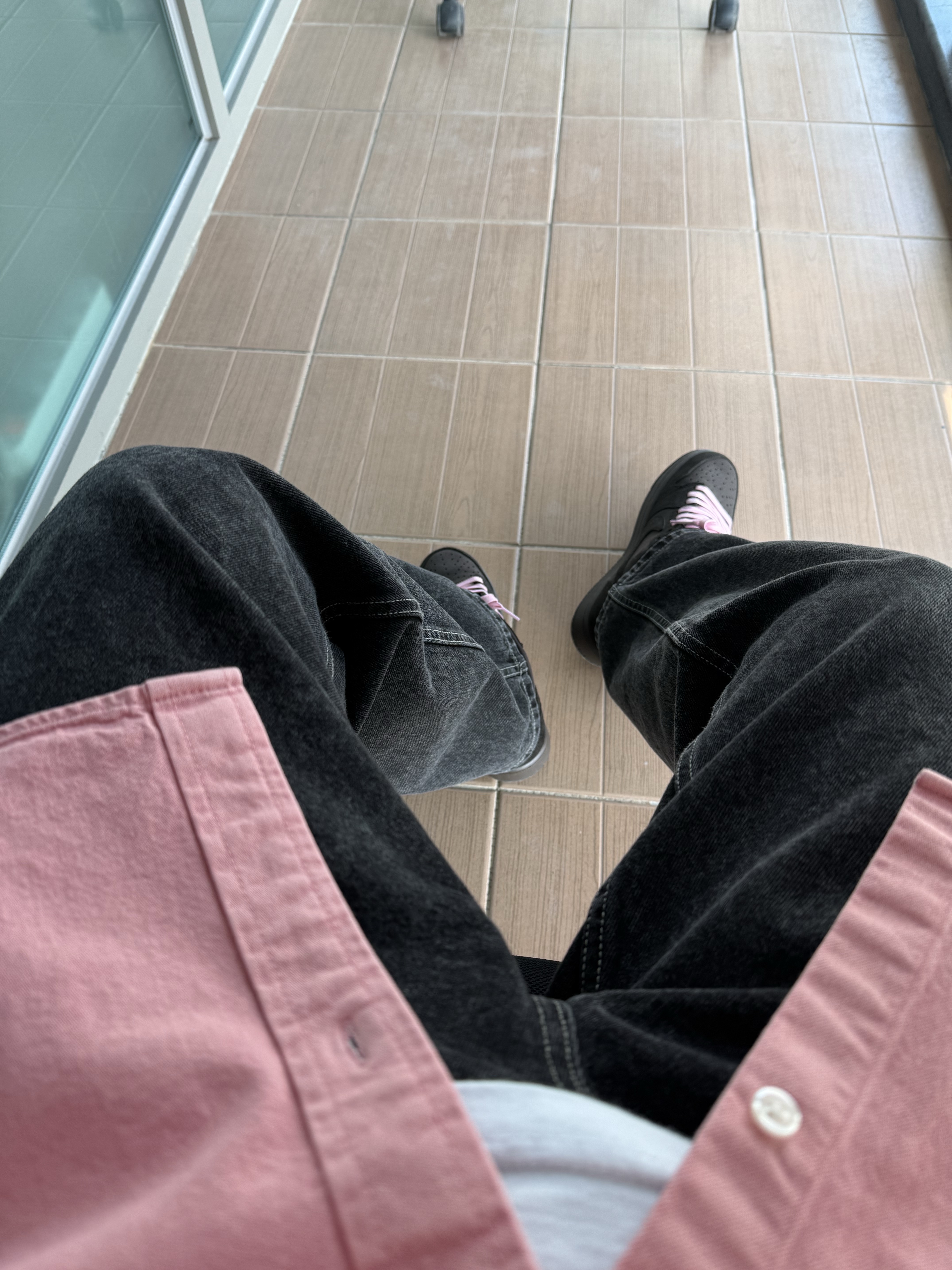 Supreme Small Box Denim Shirt Pink - 25SS, Jordan 1 x Travis Scott Retro Low OG SP Velvet Brown and Dark Mocha 착용 스타일 - 2