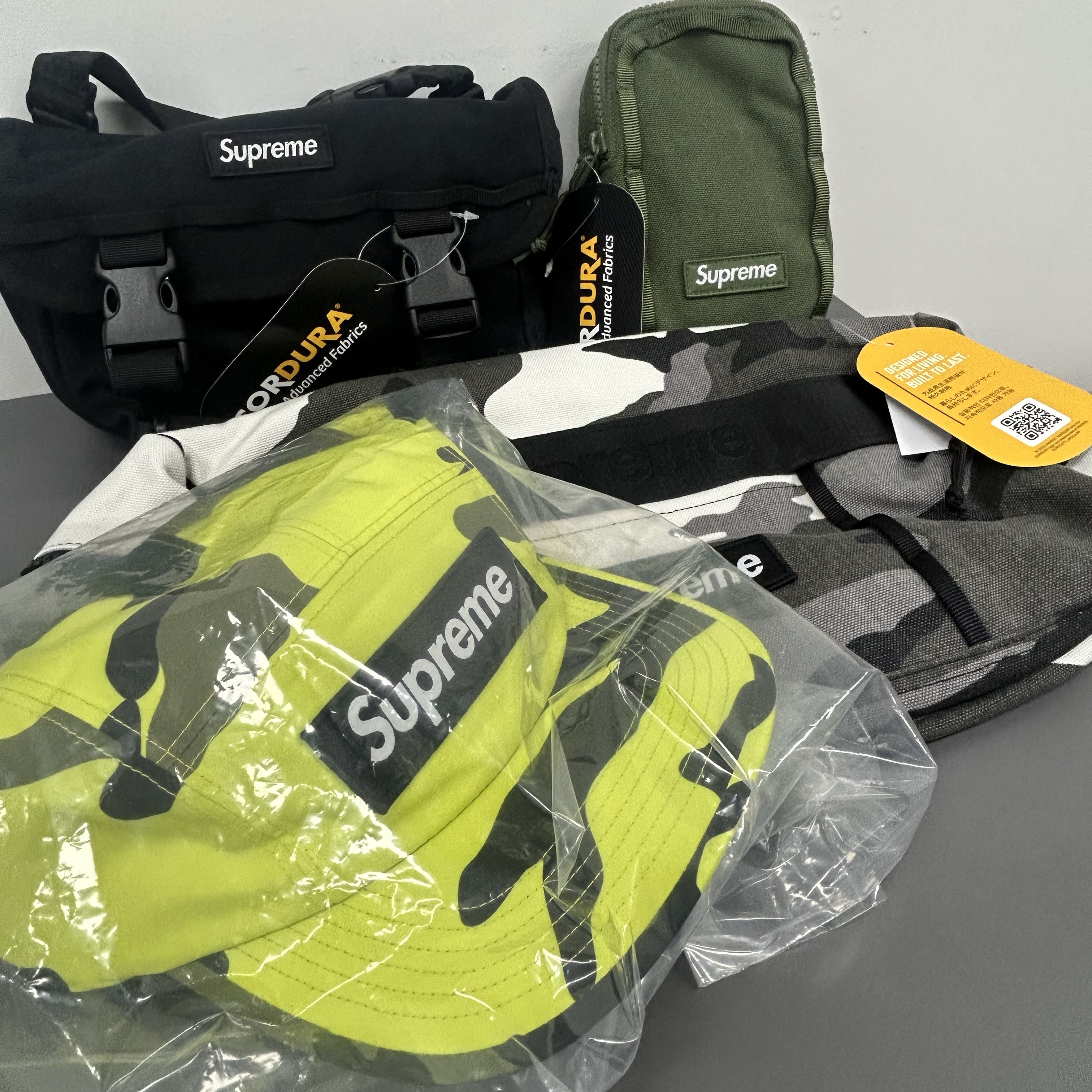 Supreme Duffle Bag Snow Camo - 25SS, Supreme Mini Messenger Bag Black - 25SS 착용 스타일