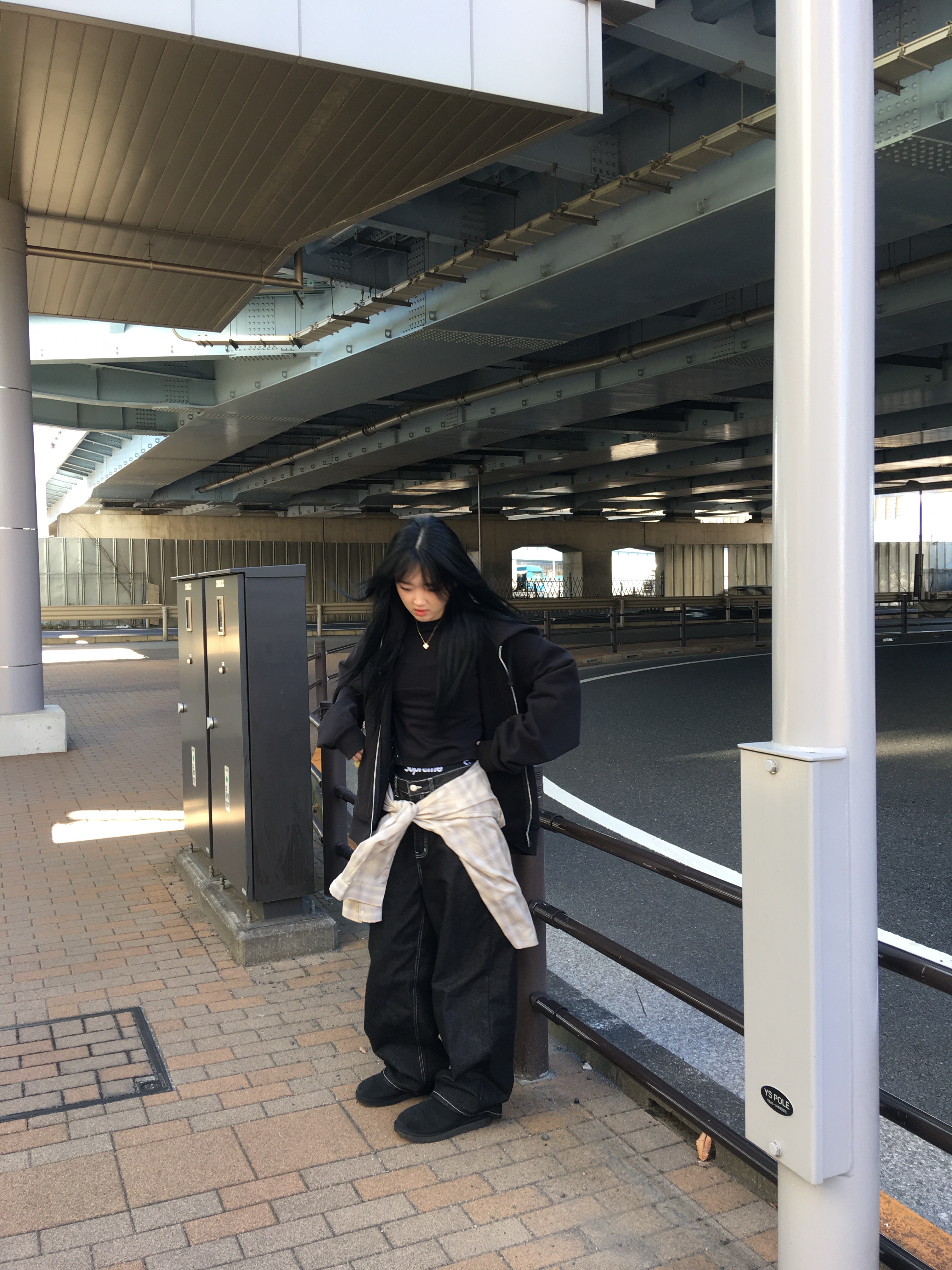 Stussy x Born X Raised Logo Zip Hoodie Black, (W) UGG Classic Ultra Mini Boots Black 착용 스타일 - 2