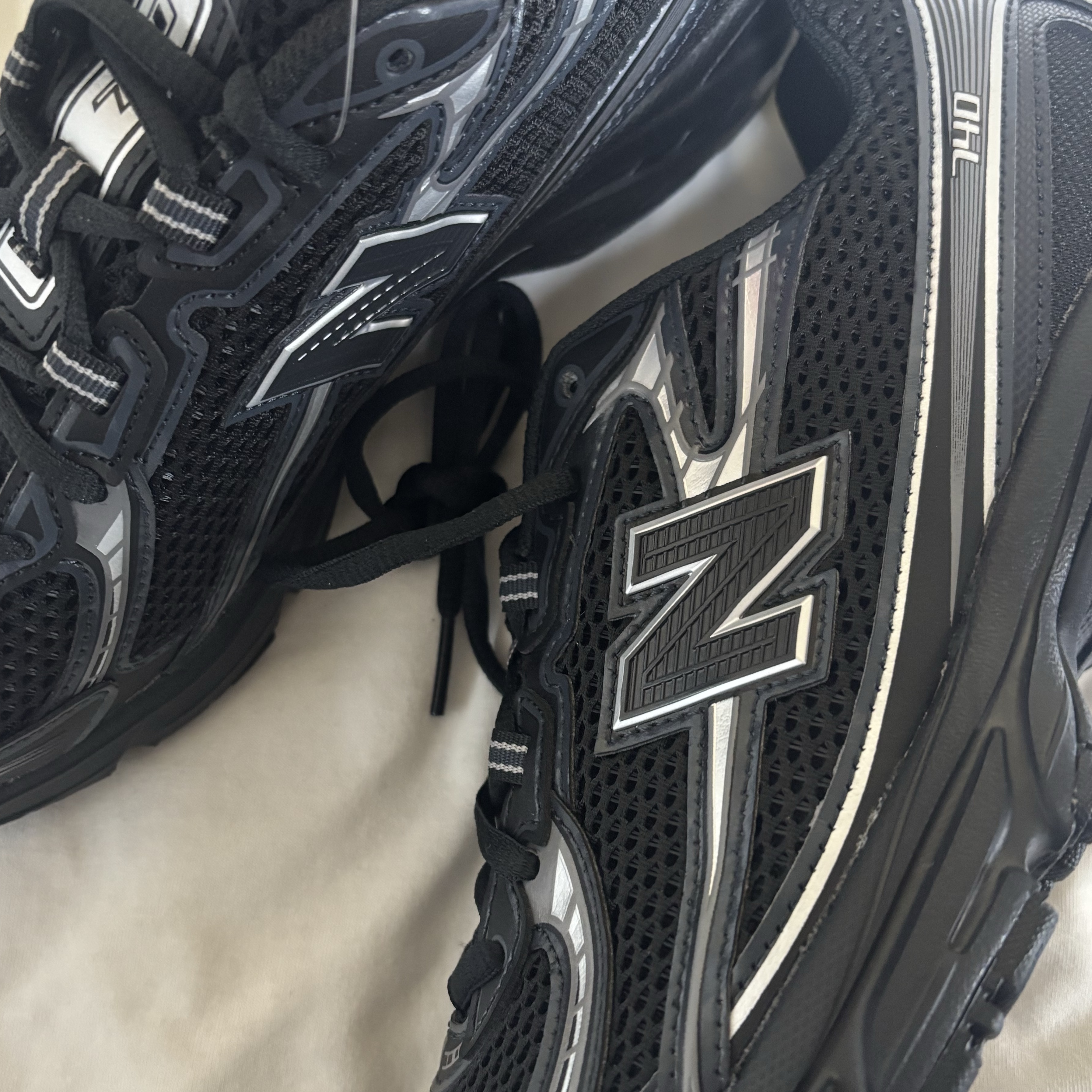 New Balance 740v2 Black Silver Metallic 착용 스타일