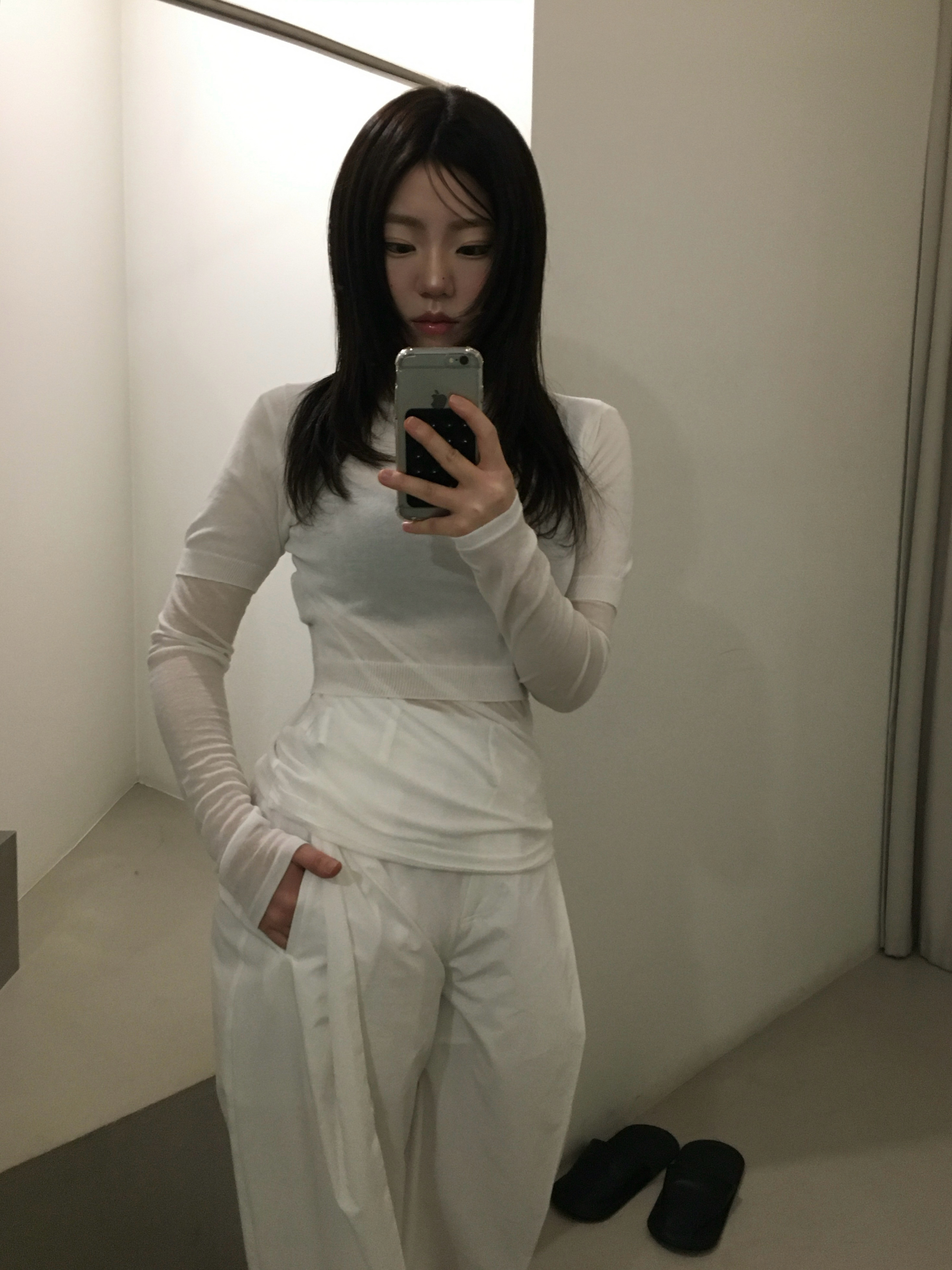 Amomento Women Curved Silhouette Pants Black - 25SS 착용 스타일 - 7