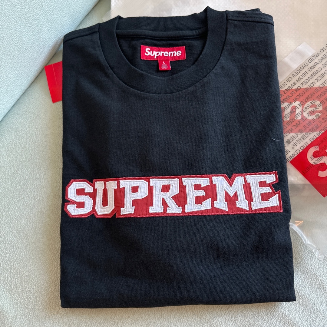 Supreme Satin Applique S/S Top Black - 25SS 착용 스타일