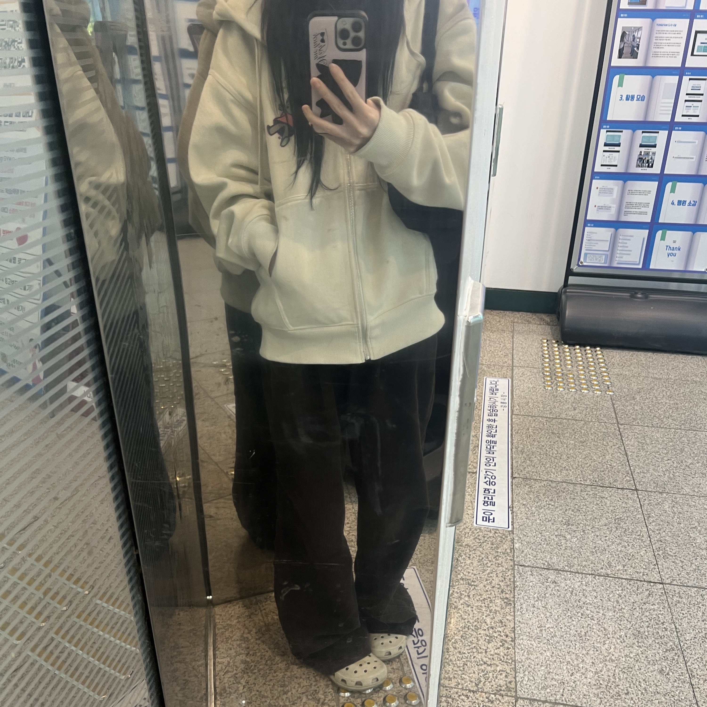 Stussy Dollie Zip Hoodie Stone, Crocs Classic Clog Stucco 착용 스타일 - 1