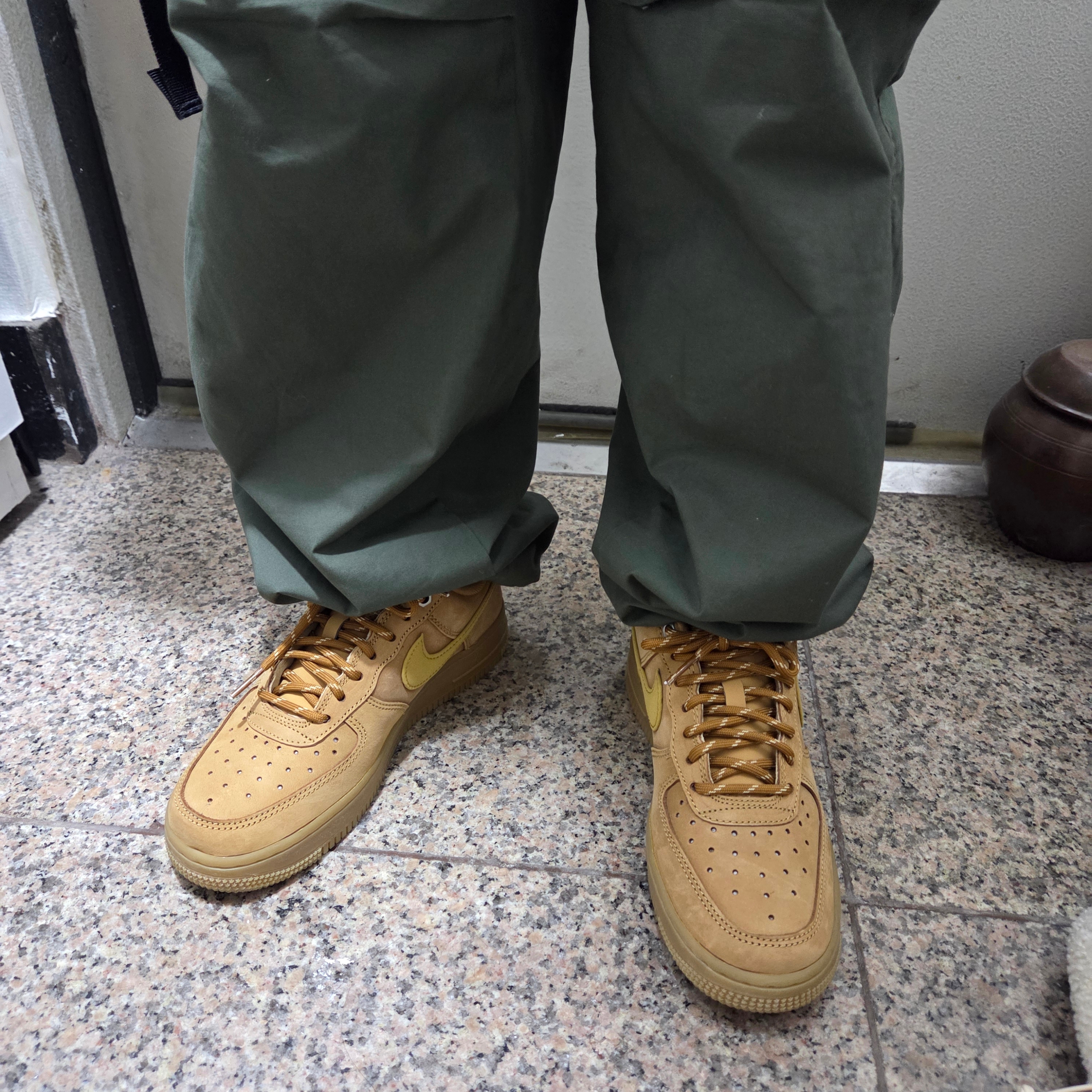 (W) Nike Air Force 1 '07 WB Flax Wheat 착용 스타일 - 1