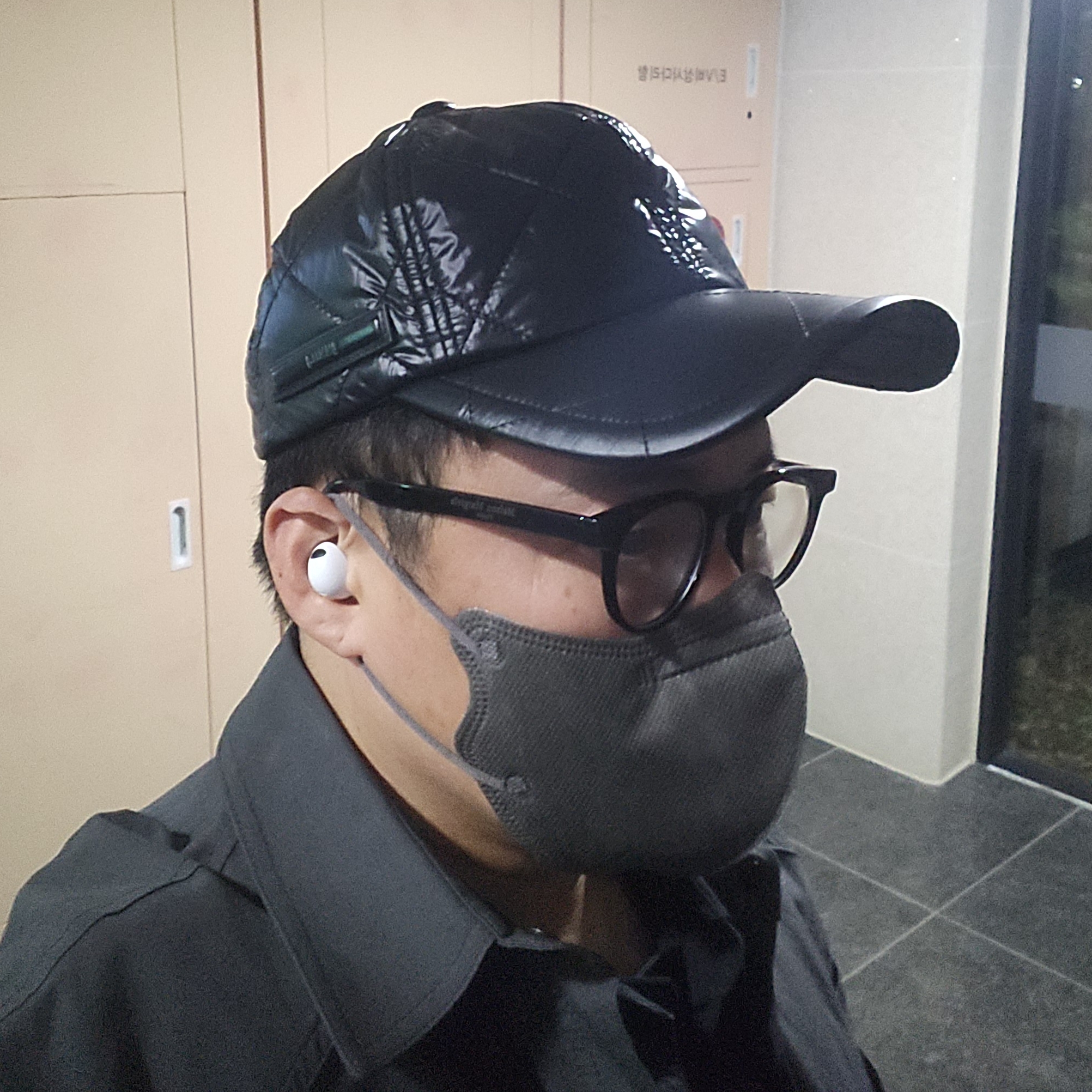 준지 레이어드 스트링 하프 셔츠 블랙, 준지 허리 스트링 멀티 카고 조거 블랙 - 22FW 착용 스타일 - 2