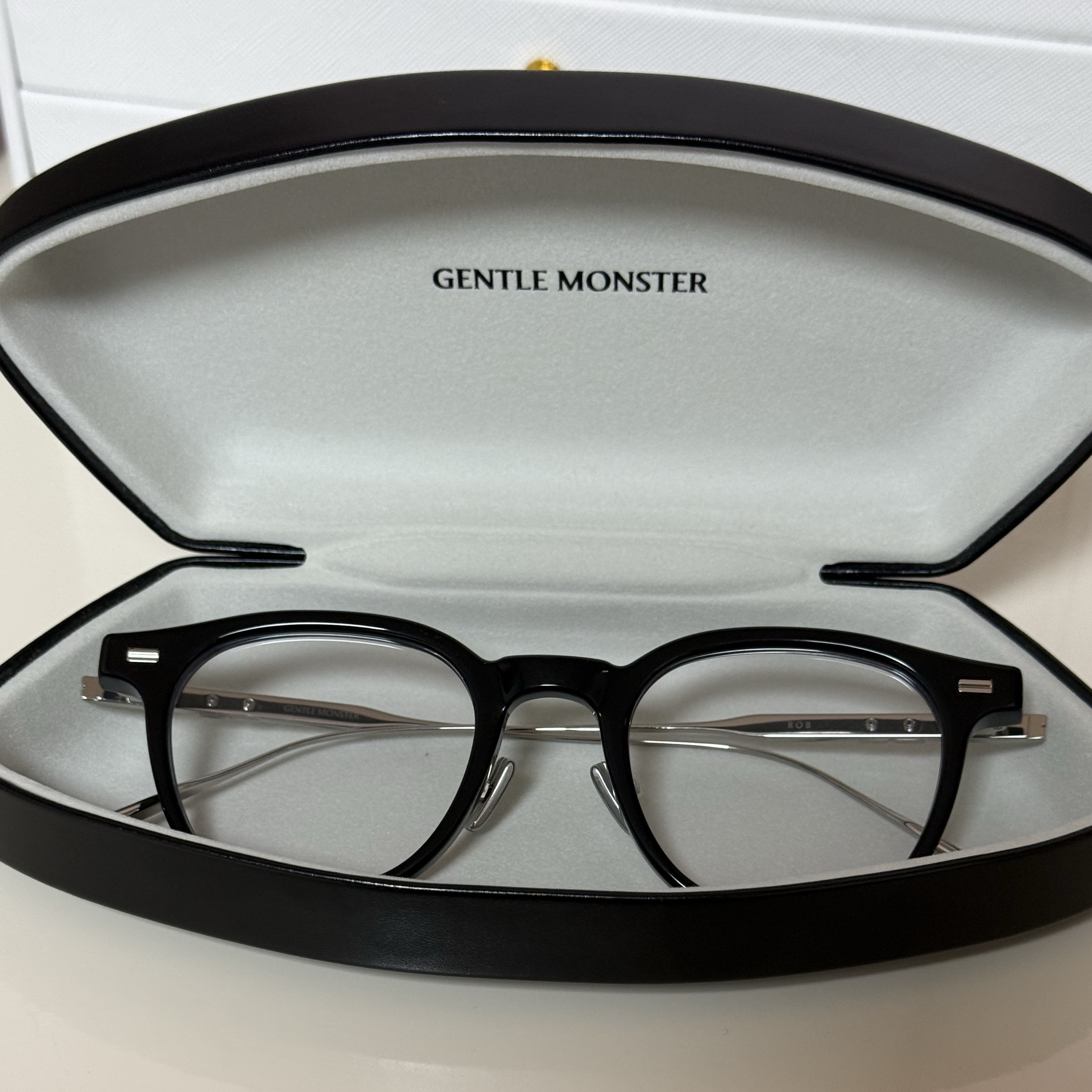 Gentle Monster Rob 01 Black 착용 스타일