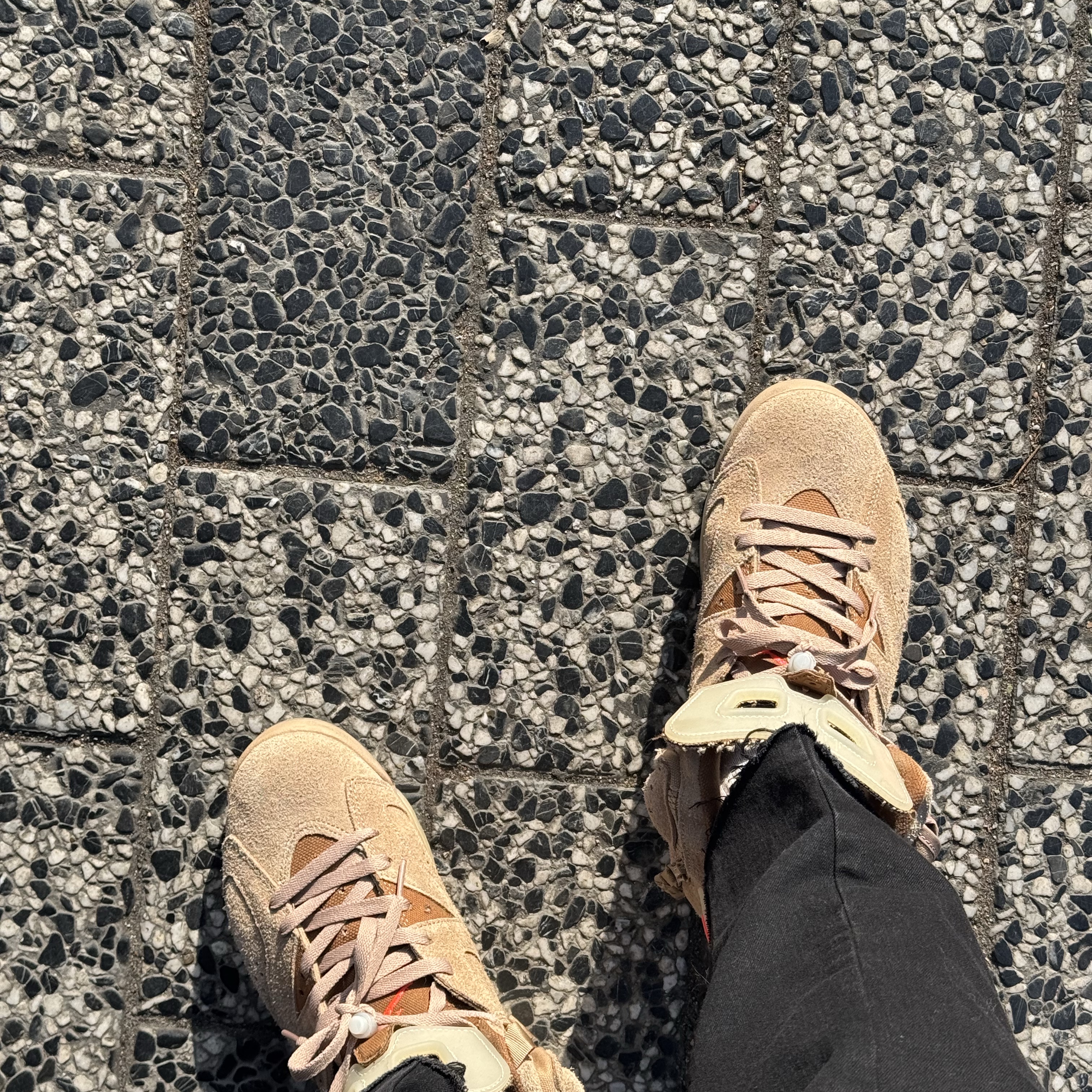 Jordan 6 x Travis Scott Retro SP British Khaki, Nike x Stussy NRG Fleece Crewneck Dark Grey Heather (DO9337-063) 착용 스타일 - 1