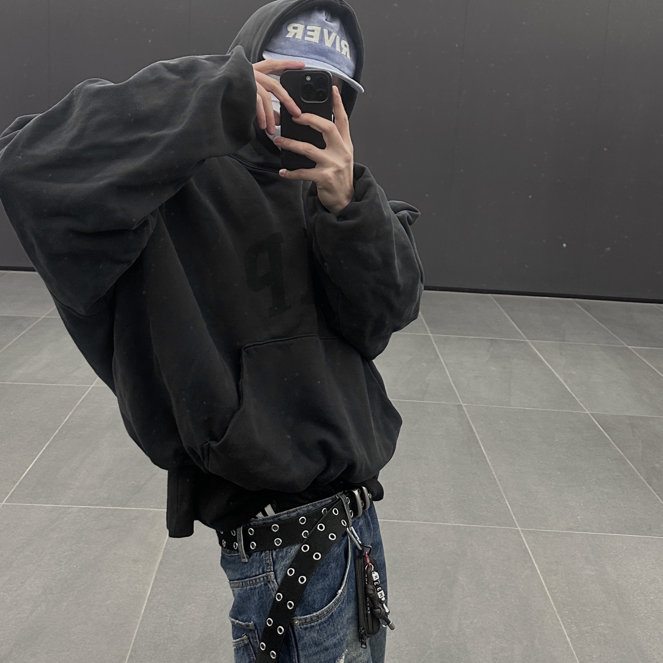 Yeezy Gap Engineered By Balenciaga Dove Hoodie Washed Black 착용 스타일