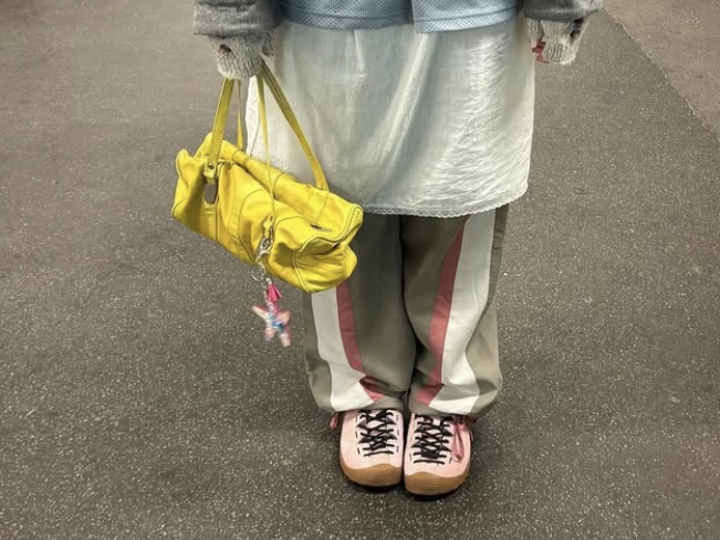 (W) Keen x Highsnobiety Jasper Sneakers Pink Gum 착용 스타일 - 2
