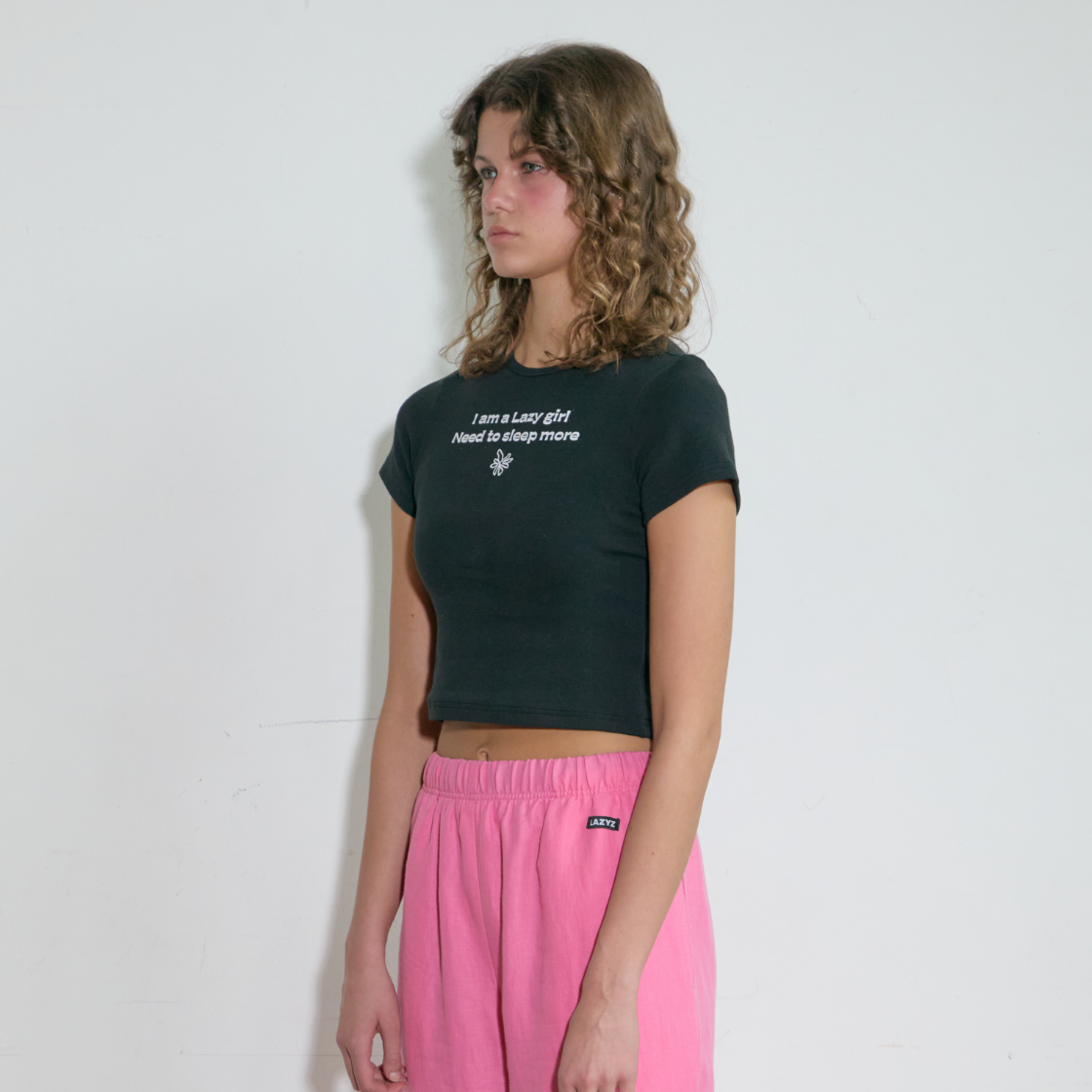 레이지지 레터링 플라워 크롭 티셔츠 블랙(Lazyz Lettering Flower Crop T-Shirt Black) - 3