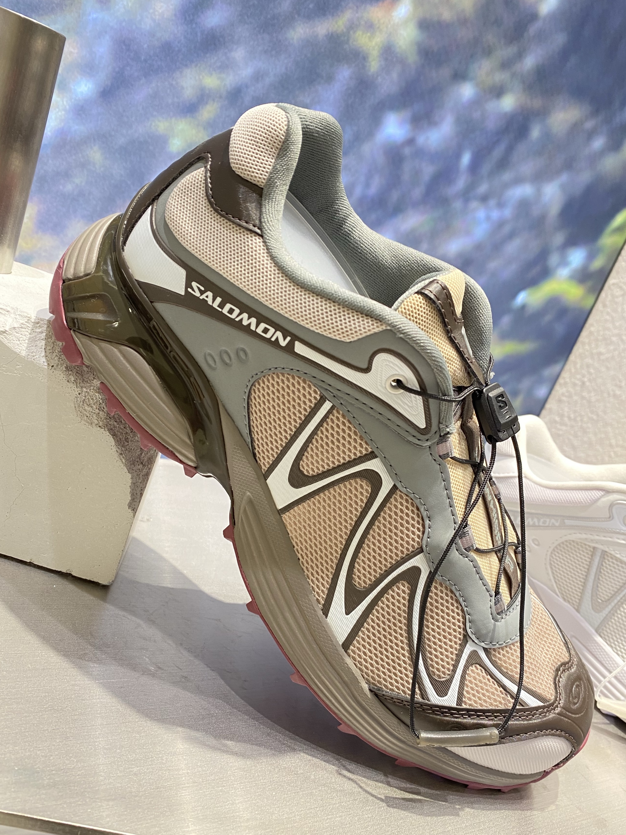 Salomon XT-Whisper Oxford Tan Sedona Sage 착용 스타일 - 1