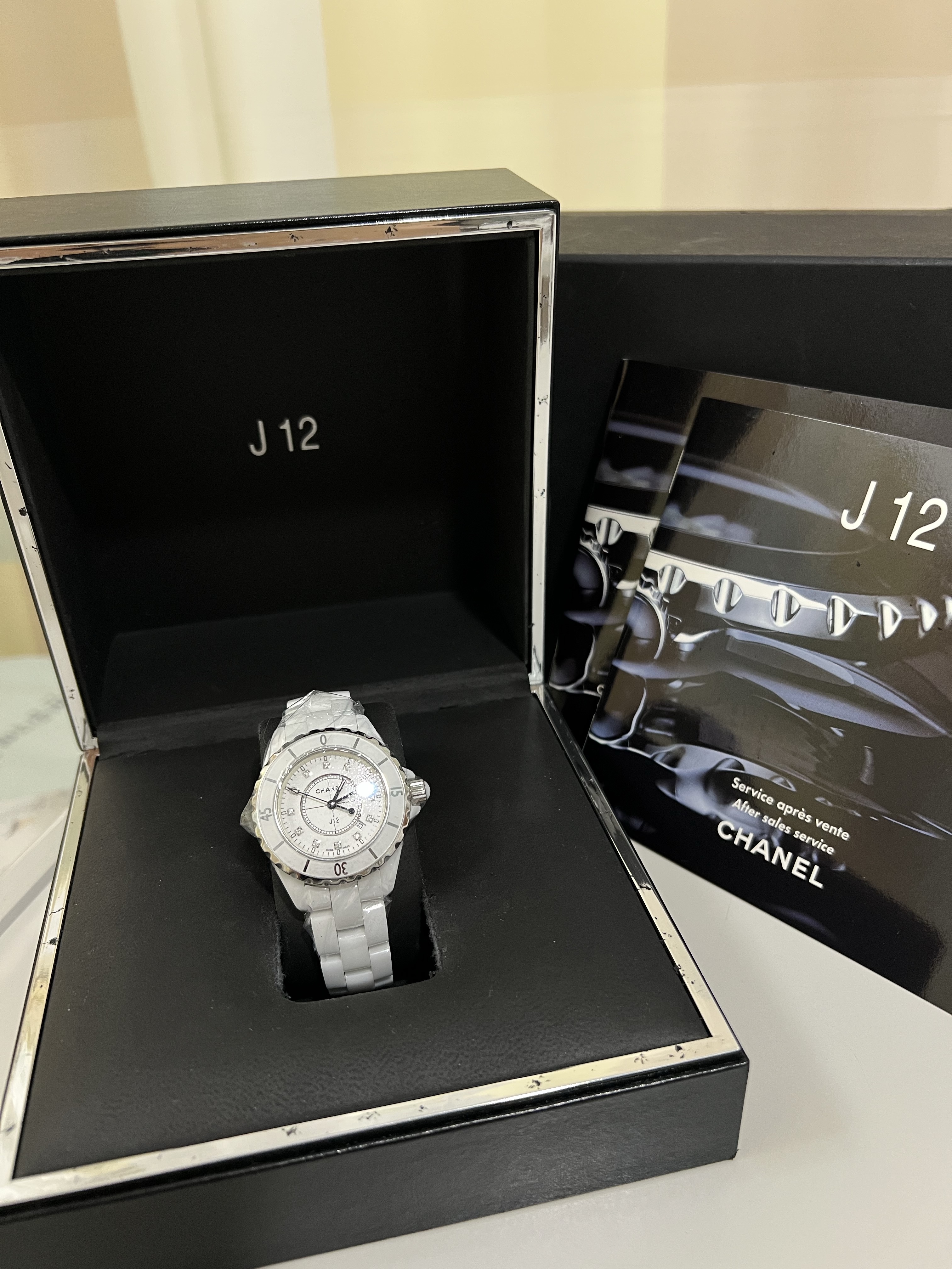 Chanel J12 Watch Caliber 12.1 38mm White Diamond Indicators 착용 스타일 - 3