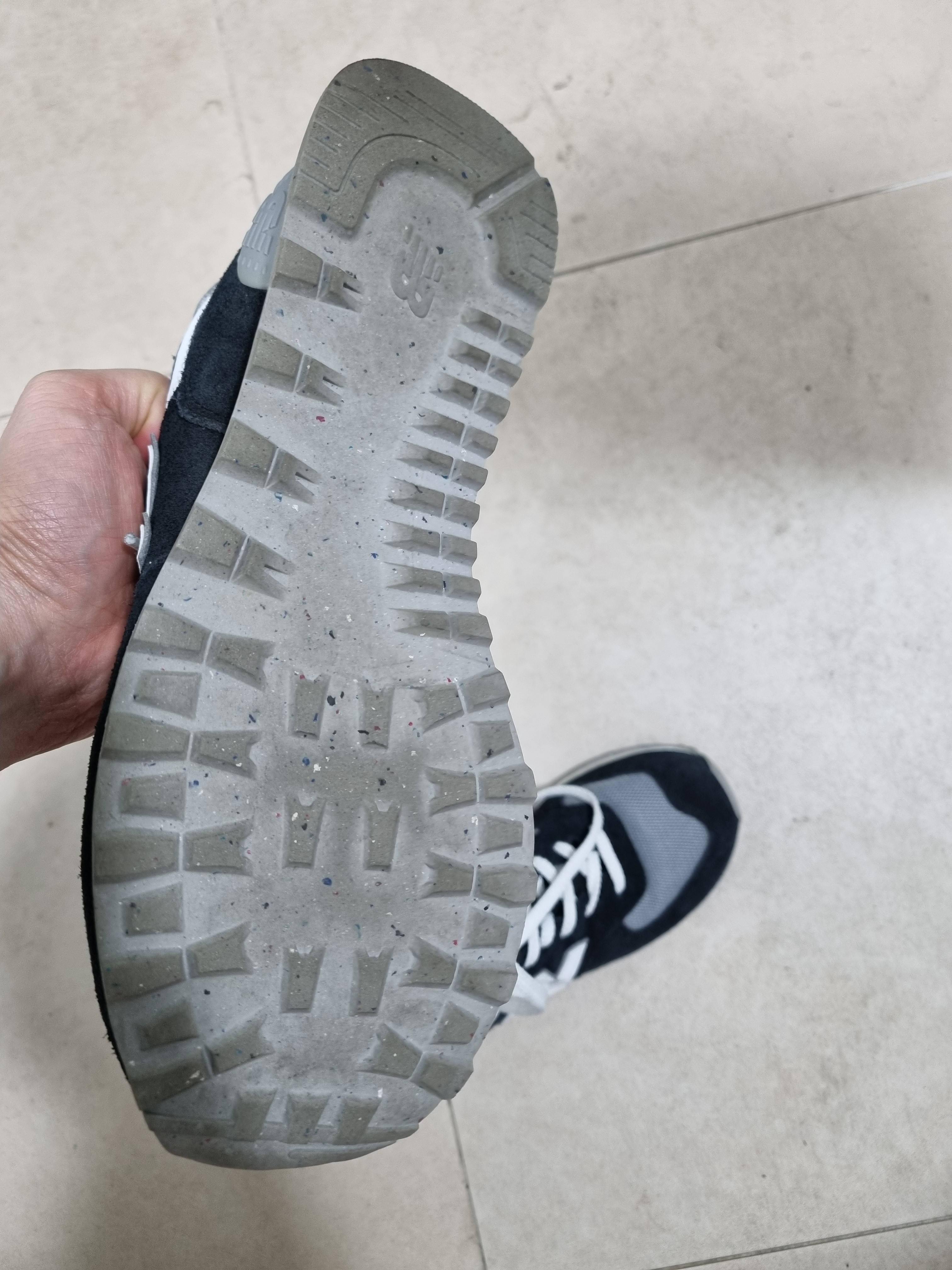 New Balance 574 Black Grey 착용 스타일 - 3