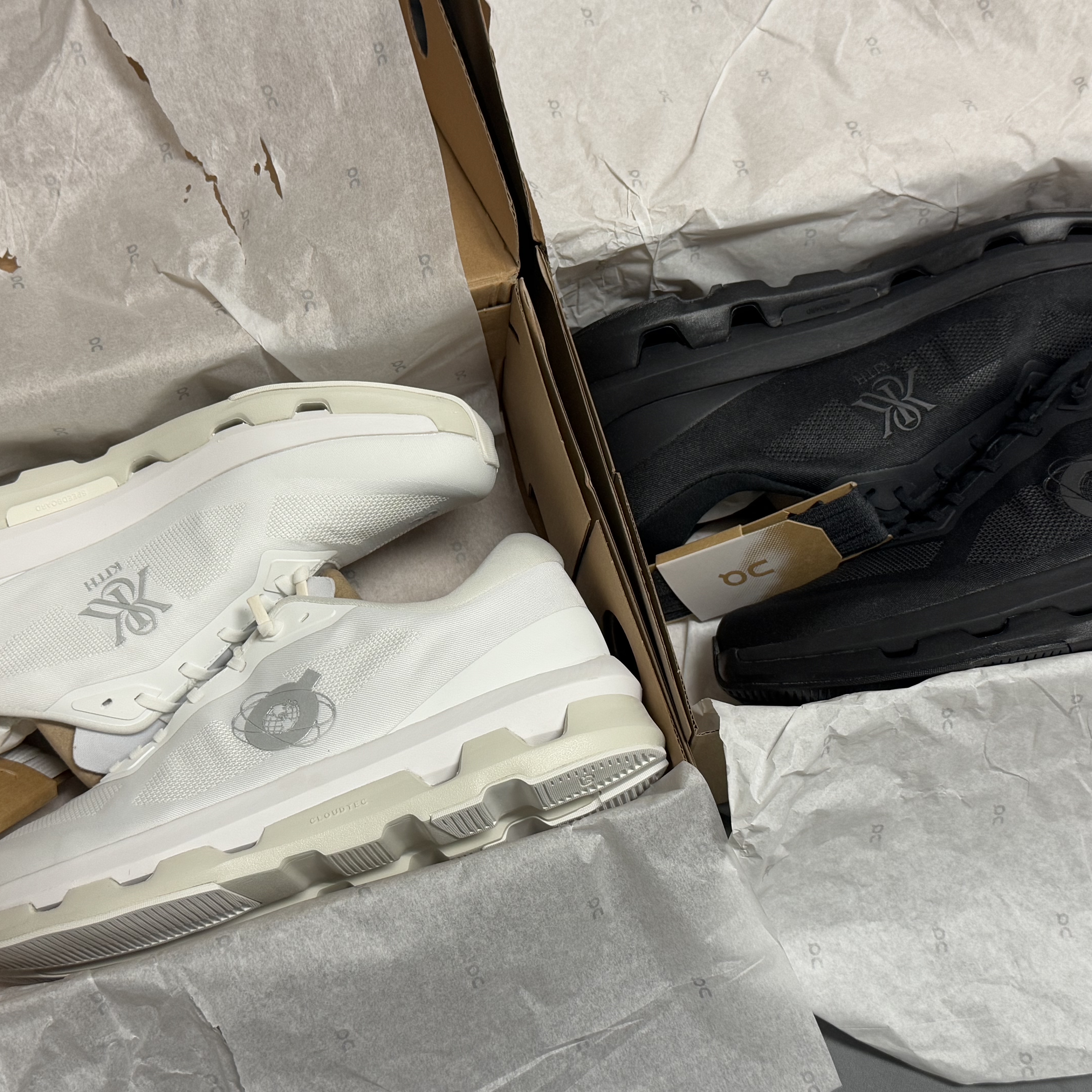 On Running x Kith Cloudzone White Ice, On Running x Kith Cloudzone Black 착용 스타일 - 1