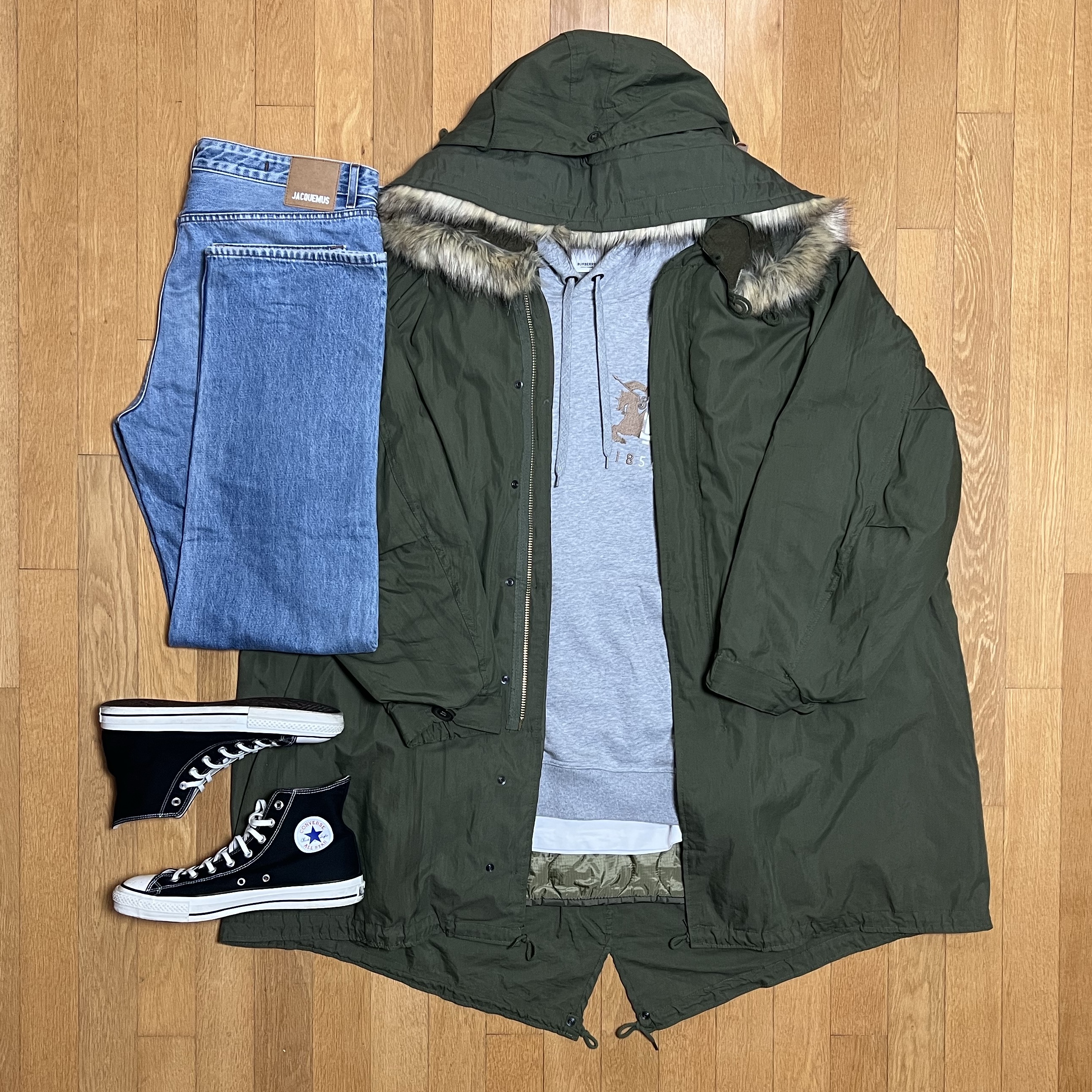 Jacquemus Le De Nimes Fresa Straight Jeans Light Blue Tabac, Converse Chuck Taylor All Star J High Black 착용 스타일