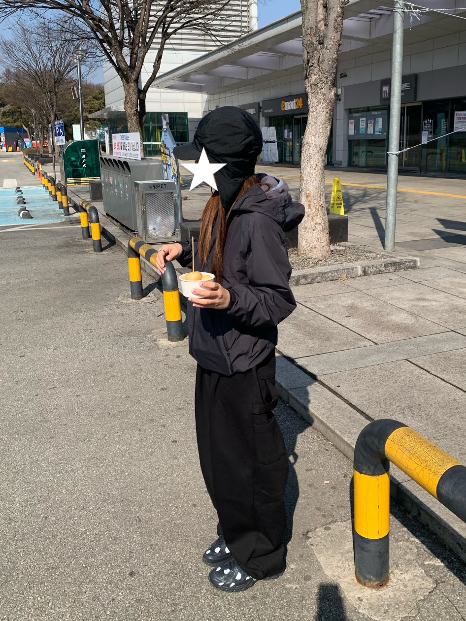 Sansan Gear Wind Shielded Jacket Black - 24SS, New Balance 1906R Polka Dot Black 착용 스타일