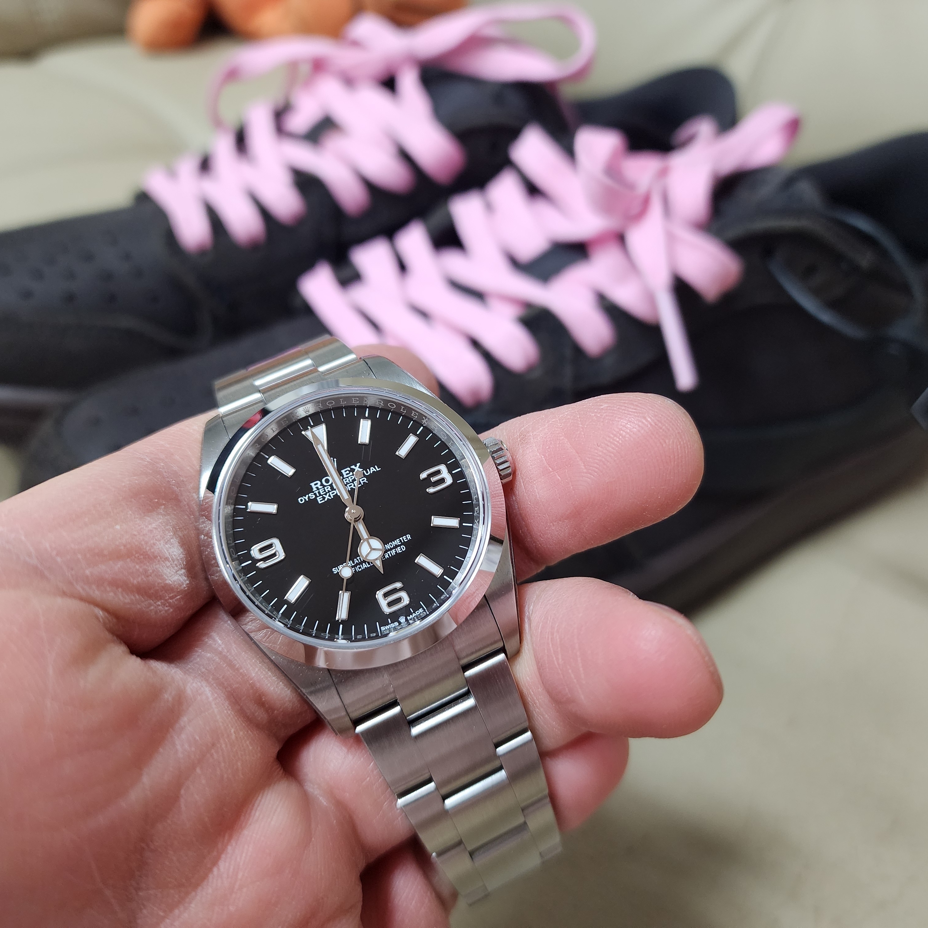 Jordan 1 x Travis Scott Retro Low OG SP Velvet Brown and Dark Mocha, Rolex Explorer 36mm 124270 Black Oyster 착용 스타일 - 1