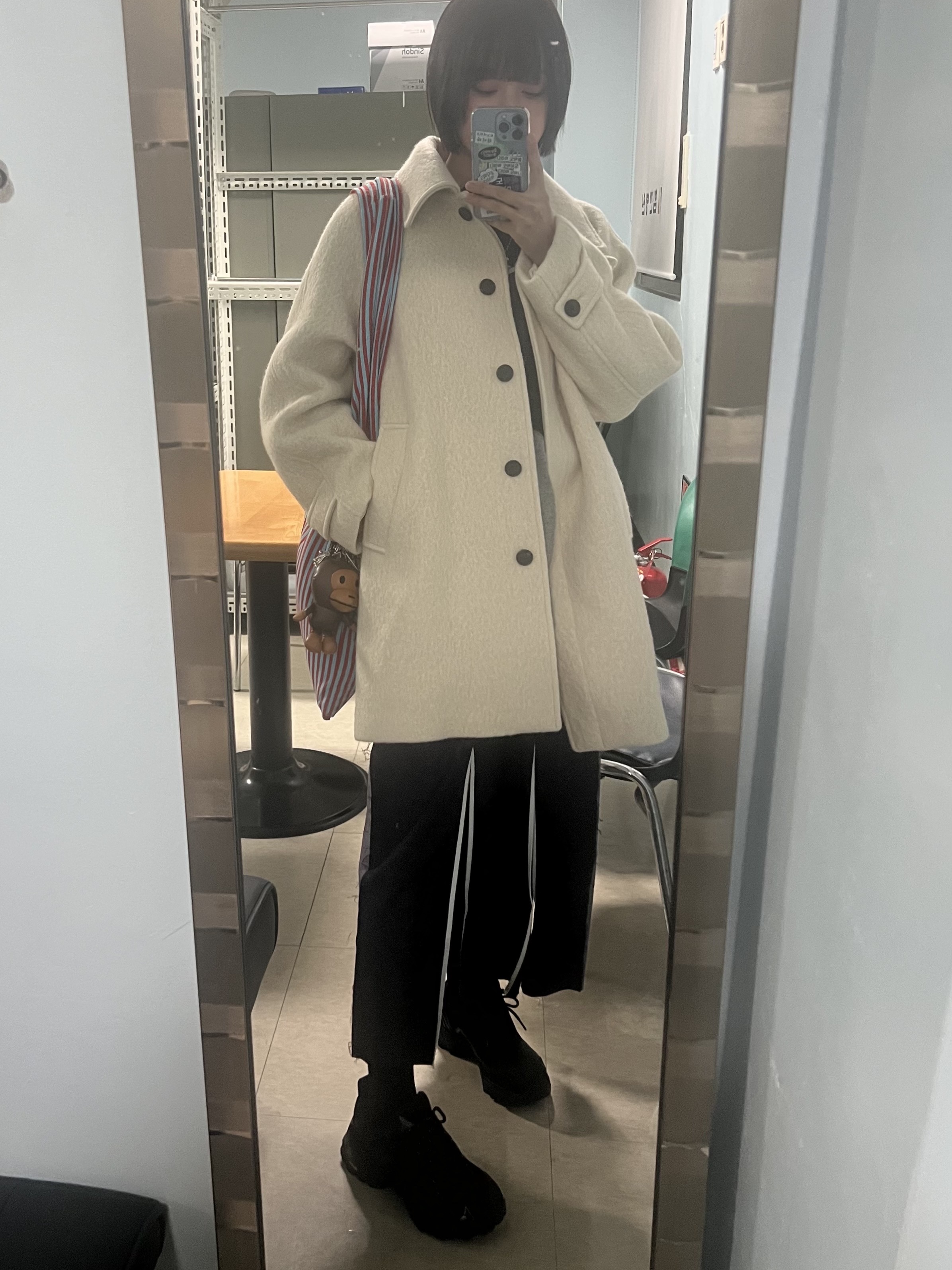 로아 하이킹 카타리나 블랙, 베이프 베이비 마일로 플러시 돌 키체인 브라운 착용 스타일 - 1