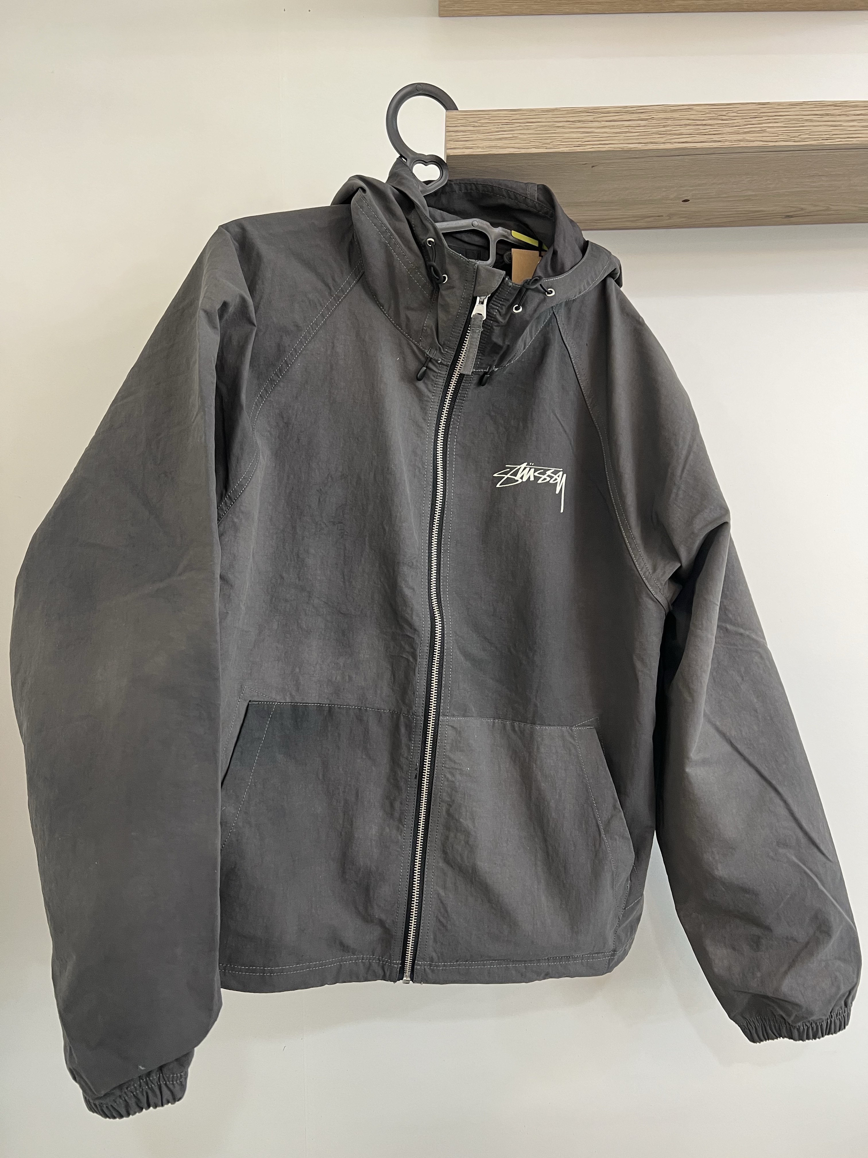 Stussy Wave Dye Beach Shell Jacket Black, Maison Mihara Yasuhiro Blakey OG Sole Canvas Low-top Sneakers Black White 착용 스타일 - 1