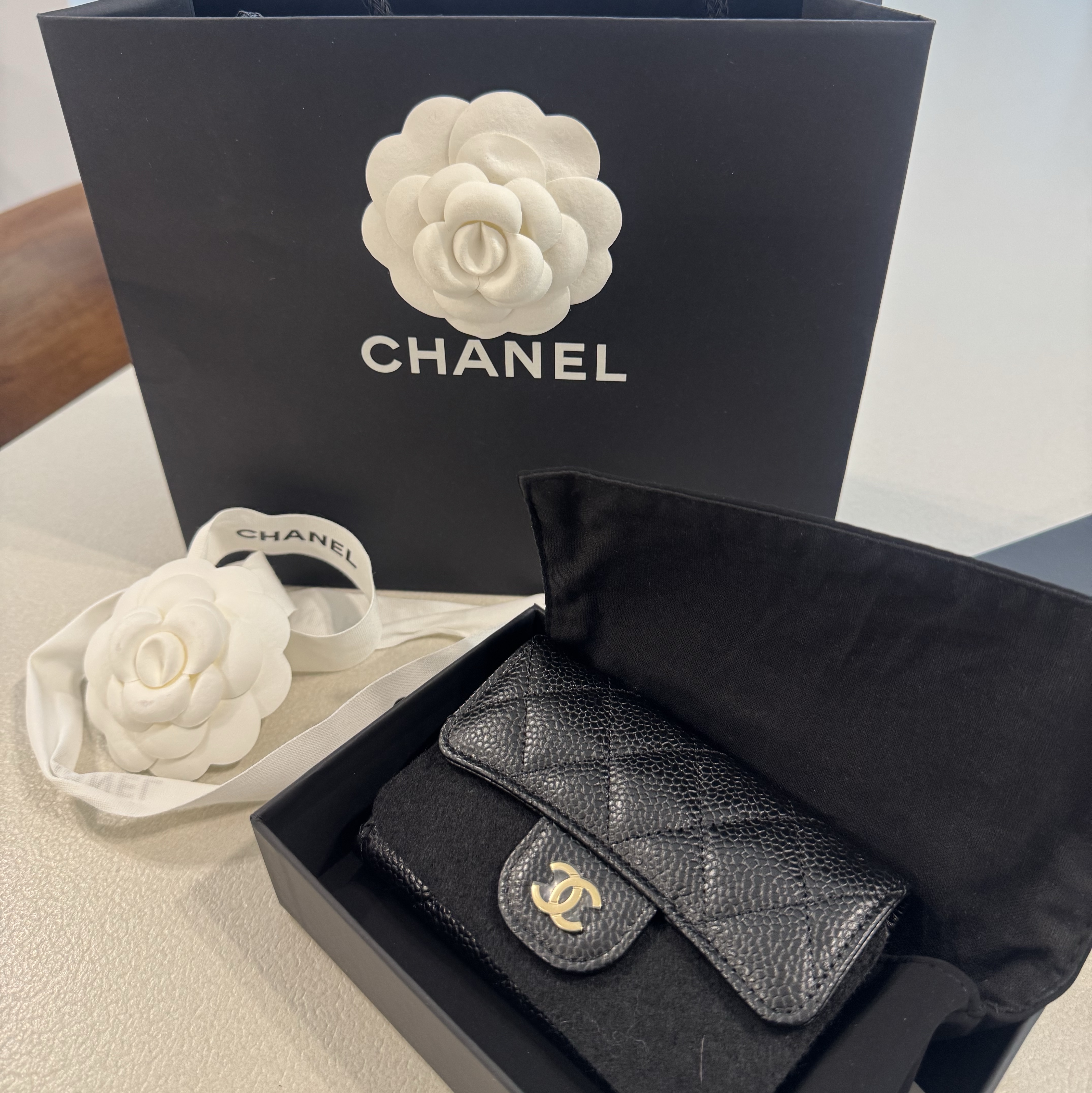 Chanel Classic Card Holder Grained Calfskin & Gold Black 착용 스타일