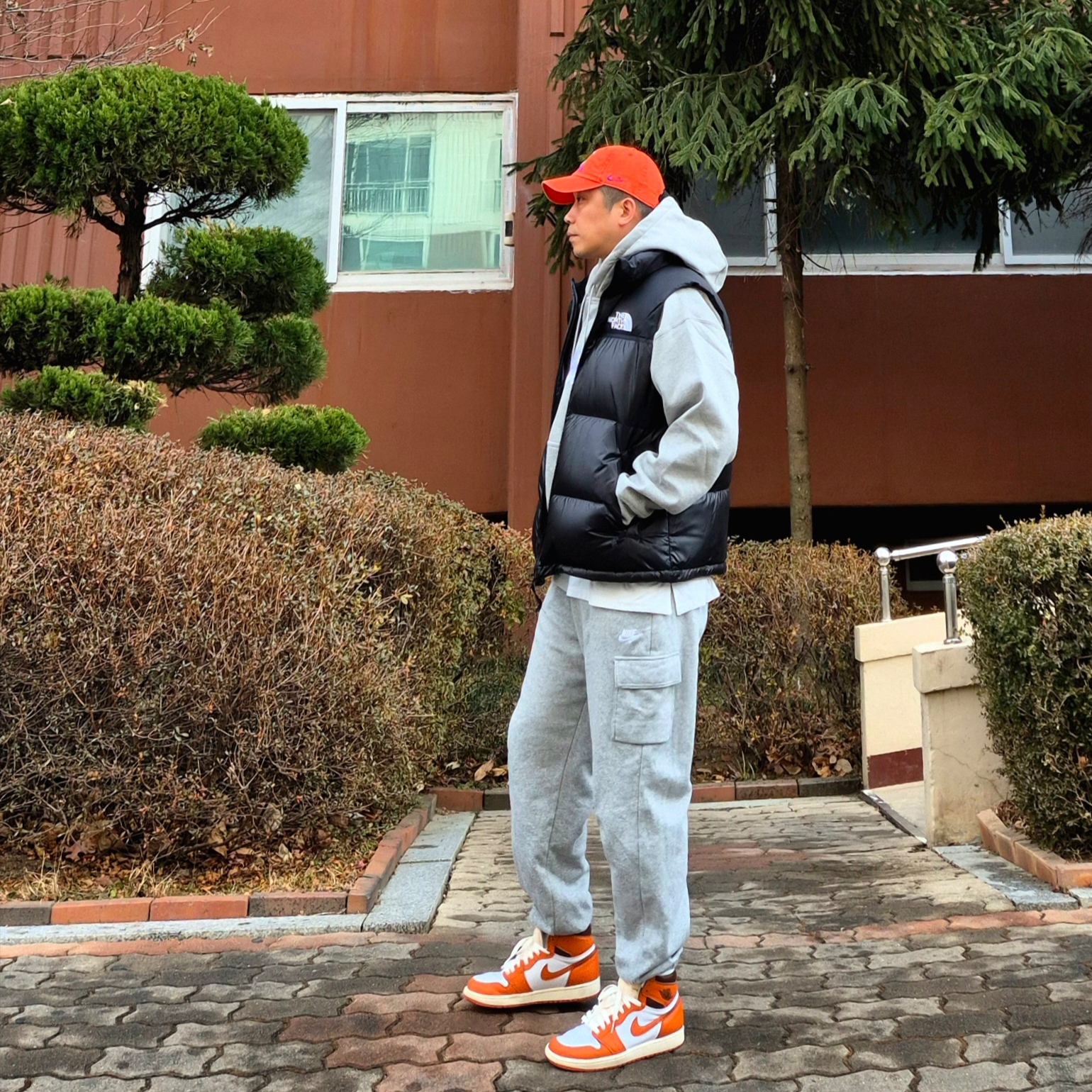 (W) Jordan 1 Retro High OG Starfish, The North Face Nuptse On Ball Vest Black 착용 스타일 - 2