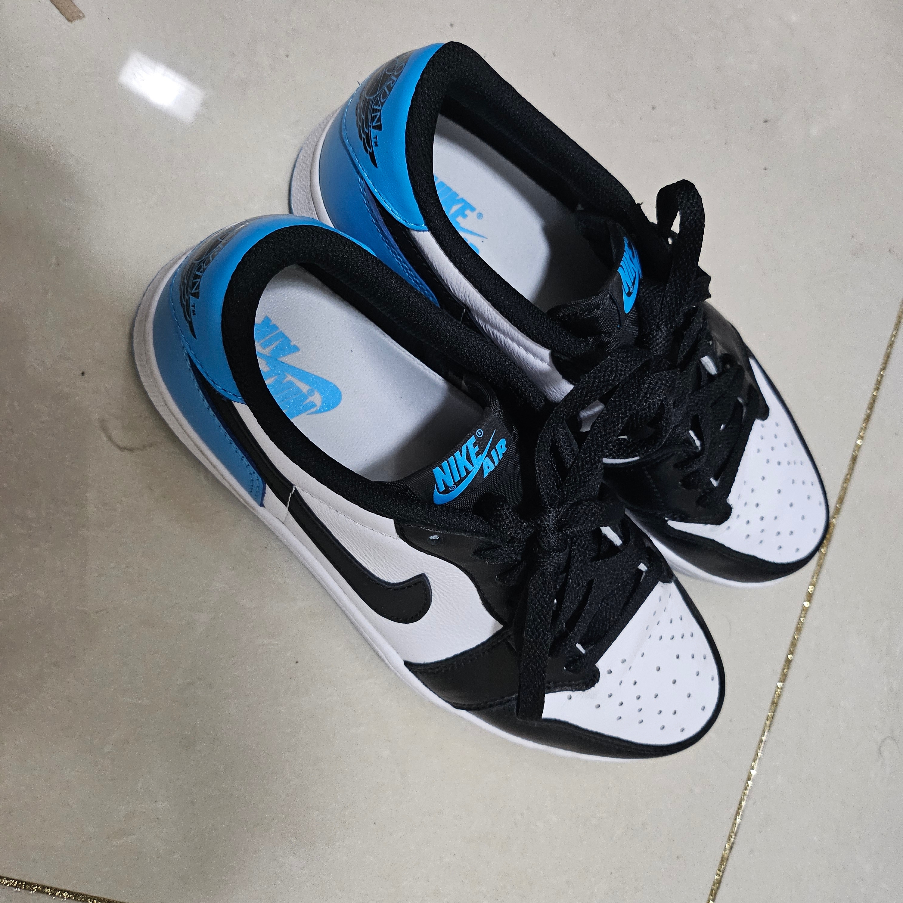 Jordan 1 Retro Low OG Black and Dark Powder Blue 착용 스타일