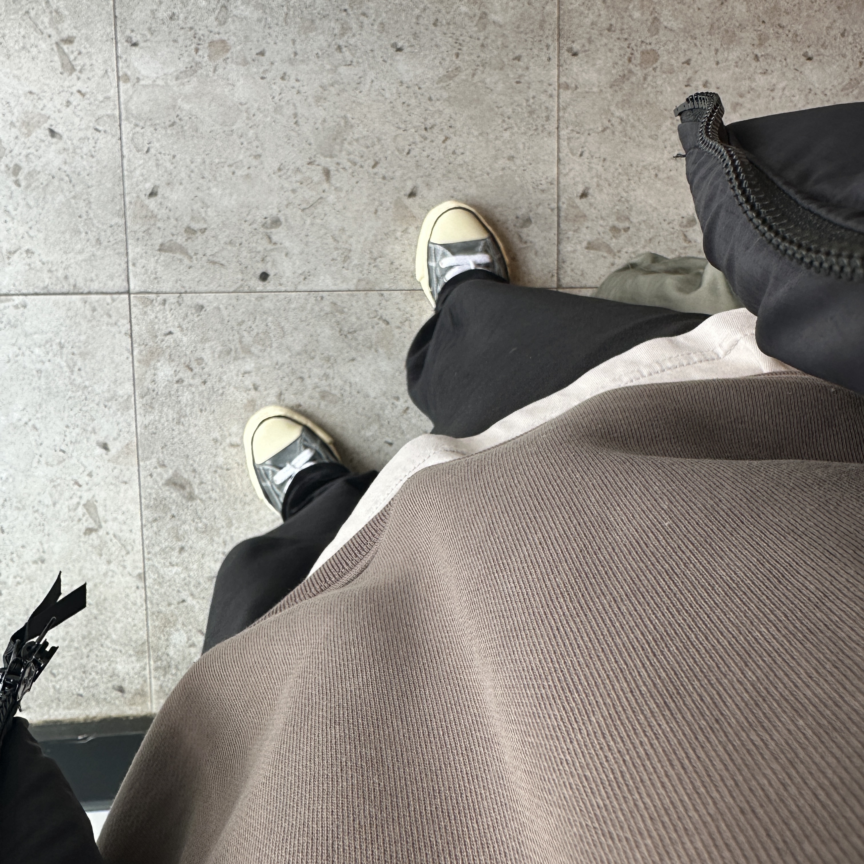 Maison Mihara Yasuhiro Peterson OG Sole Paraffin Leather Low-top Sneakers Black 착용 스타일
