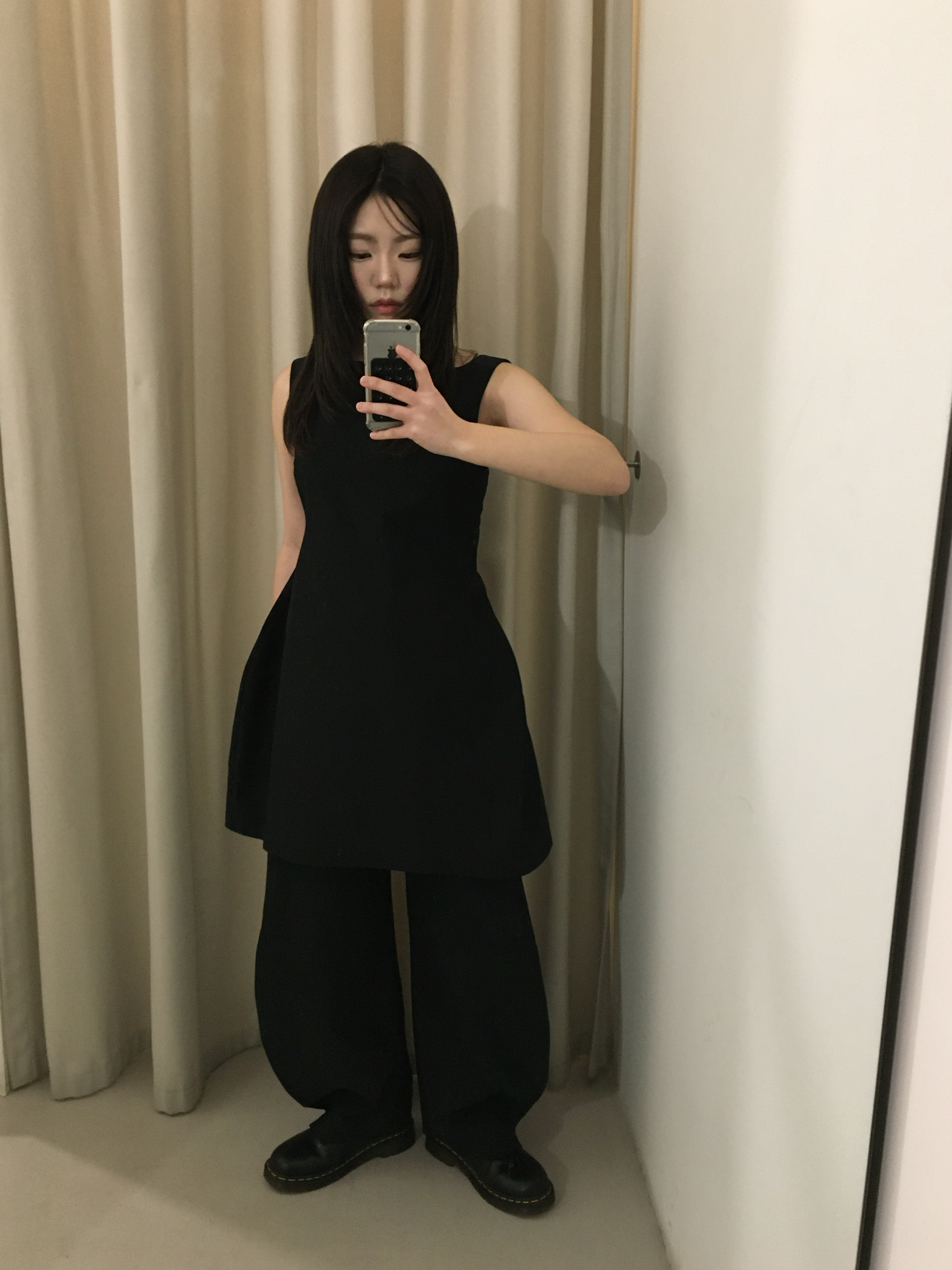 Amomento Women Curved Silhouette Pants Black - 25SS 착용 스타일 - 3