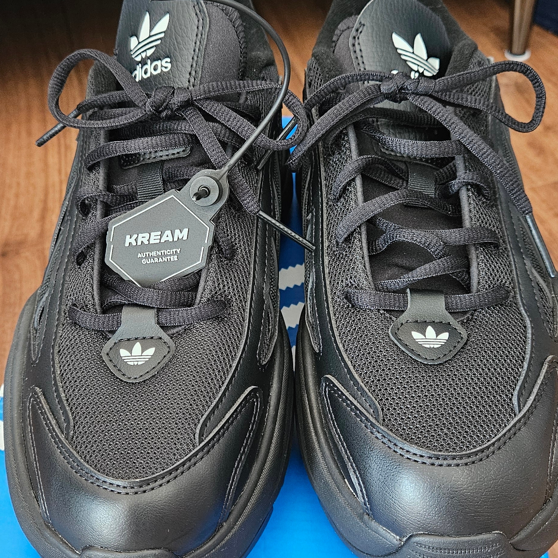 (W) Adidas Ozgaia Core Black 착용 스타일