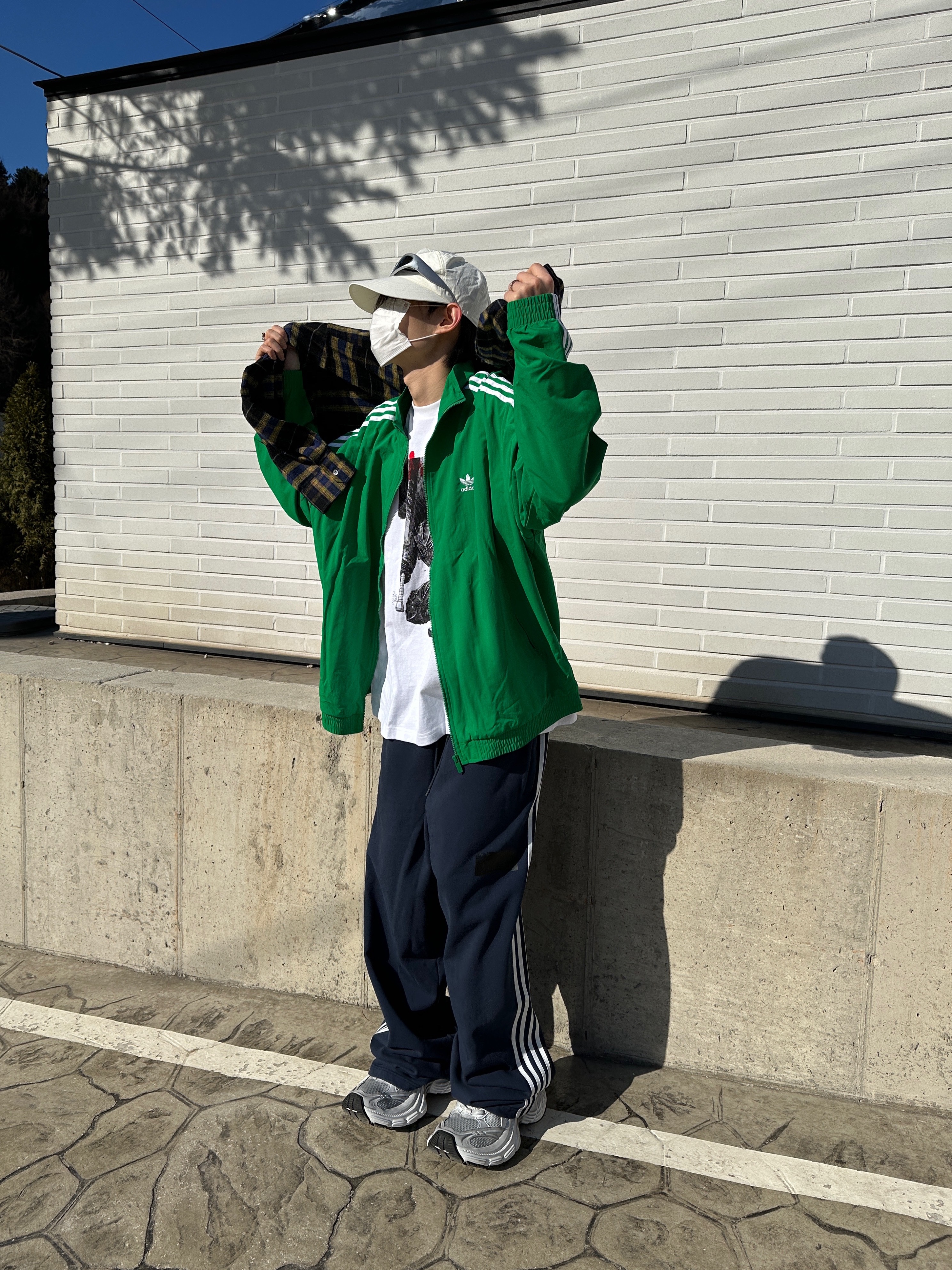Adidas Adicolor Woven Firebird Track Top Green  - KR Sizing, Balenciaga 10XL Sneakers White Grey Silver Black 착용 스타일 - 5