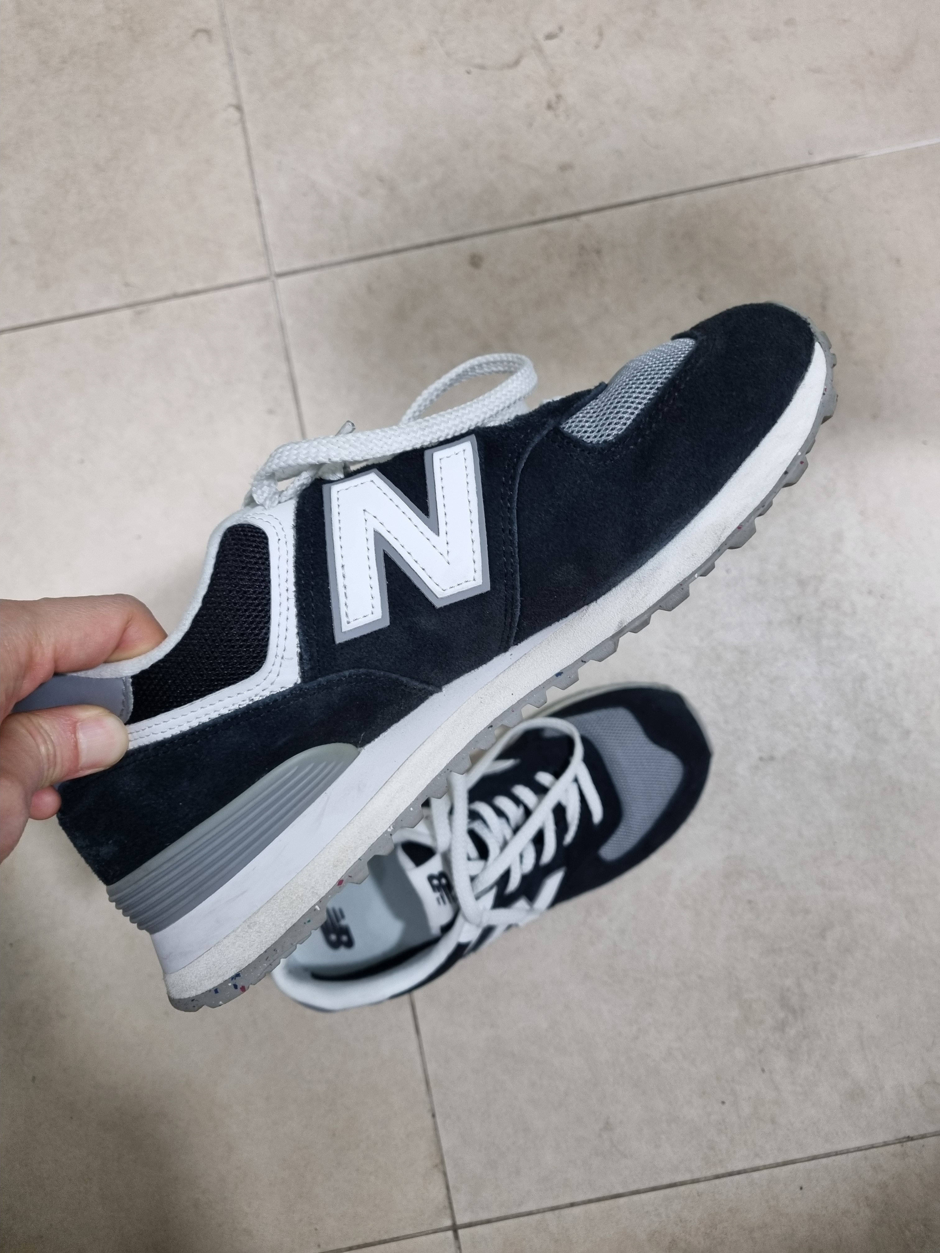 New Balance 574 Black Grey 착용 스타일 - 5