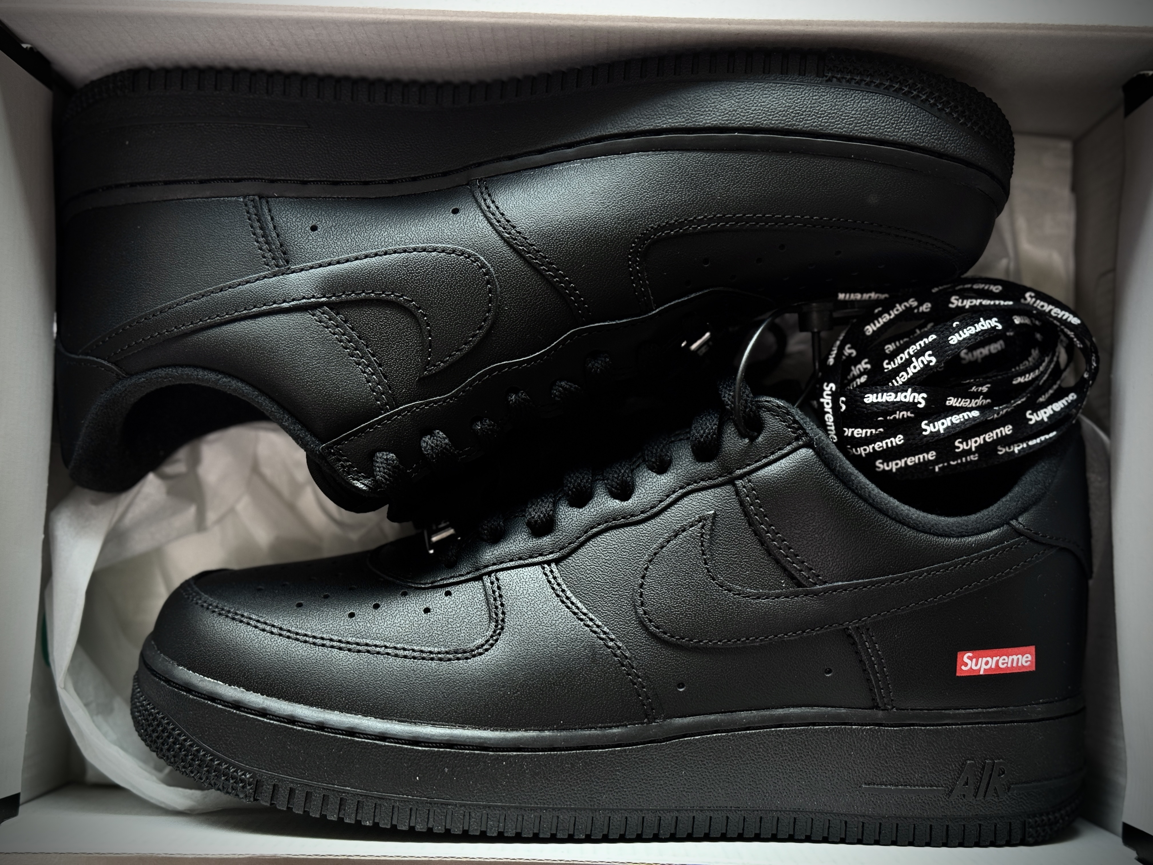 Nike x Supreme Air Force 1 Low Black 착용 스타일