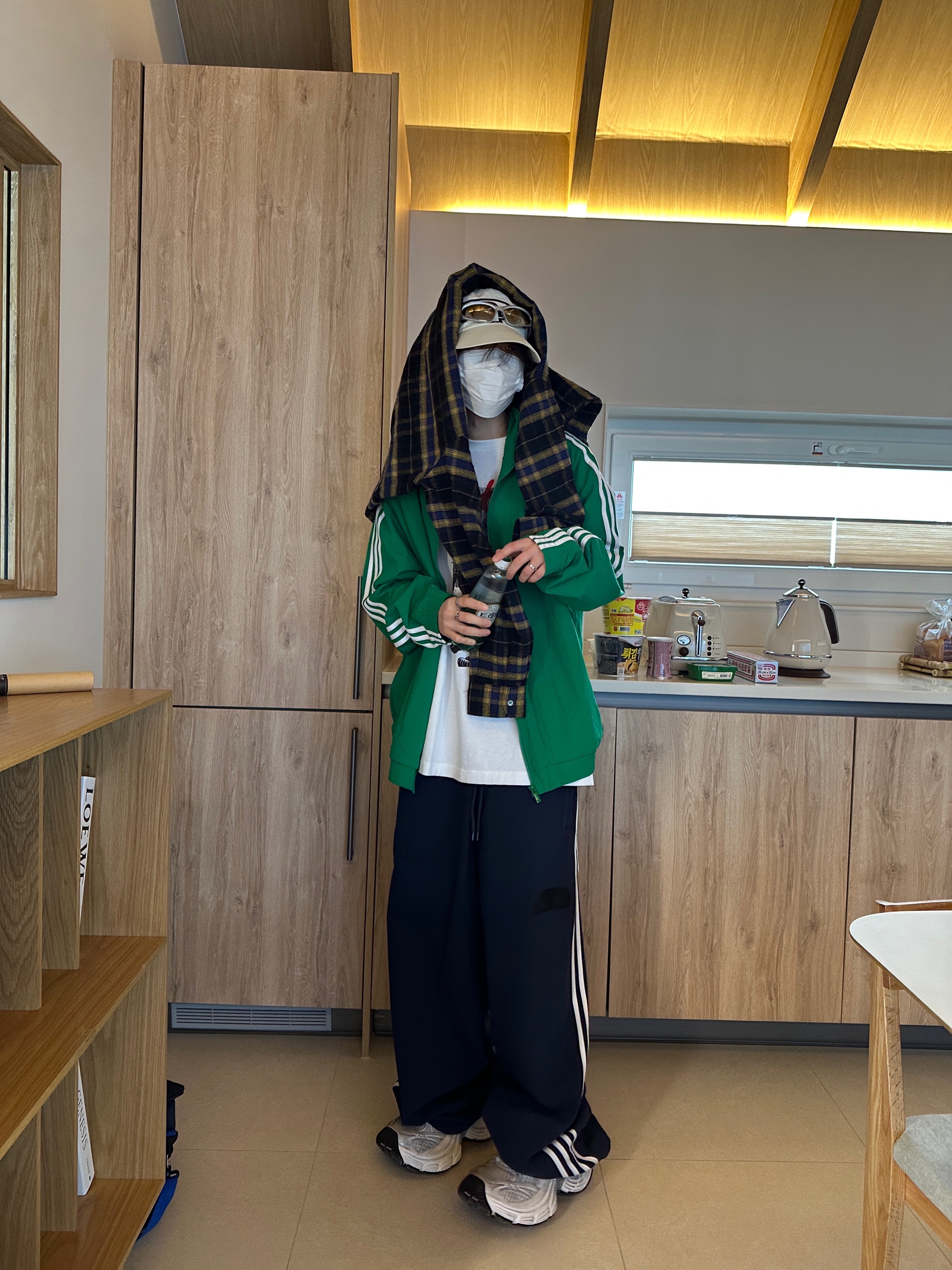 Adidas Adicolor Woven Firebird Track Top Green  - KR Sizing, Balenciaga 10XL Sneakers White Grey Silver Black 착용 스타일 - 1
