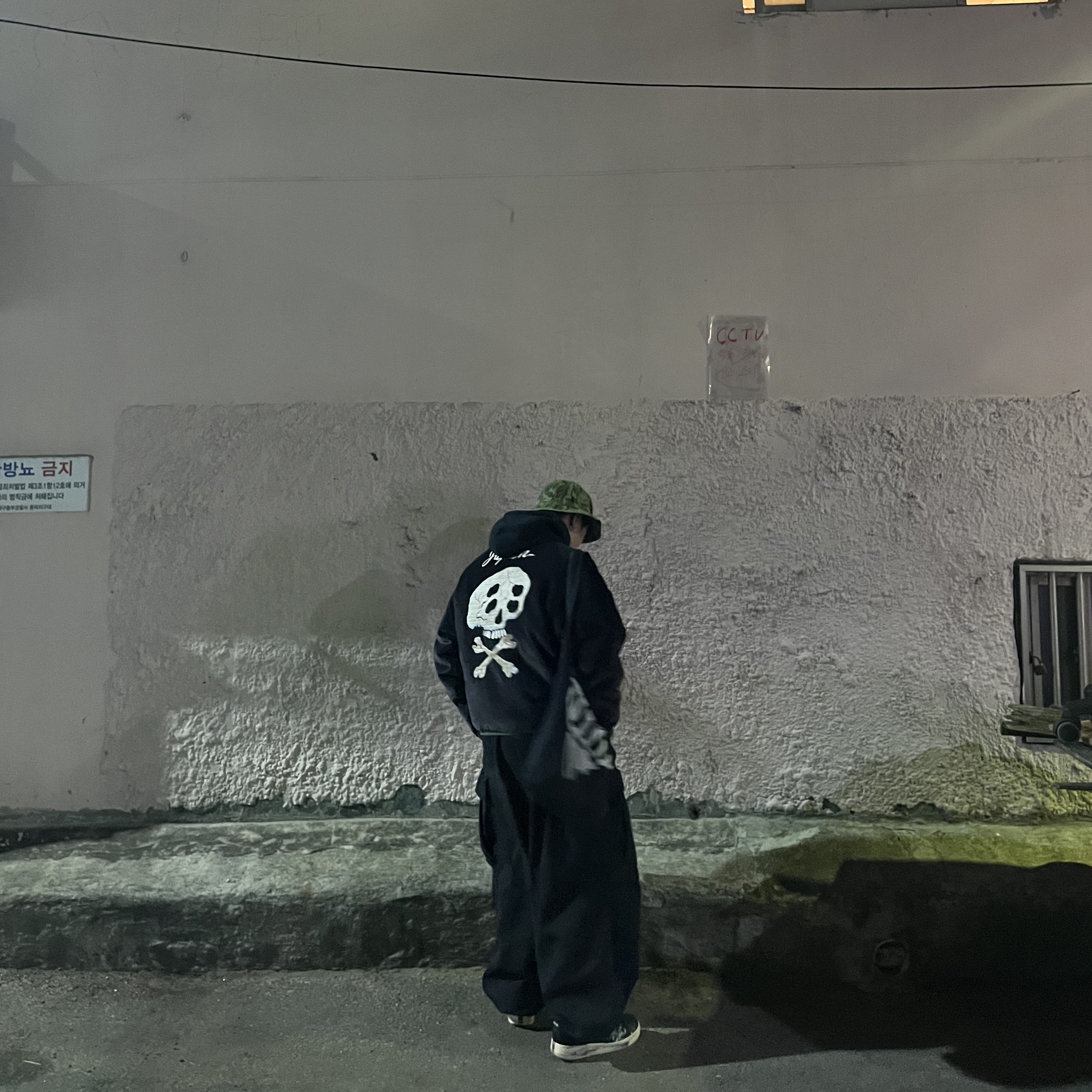 Kapital Velveteen Sulfide Souvenir Rain Skull Jacket Black, Kapital 14 oz. Denim Bone Print Book Bag Black 착용 스타일 - 2