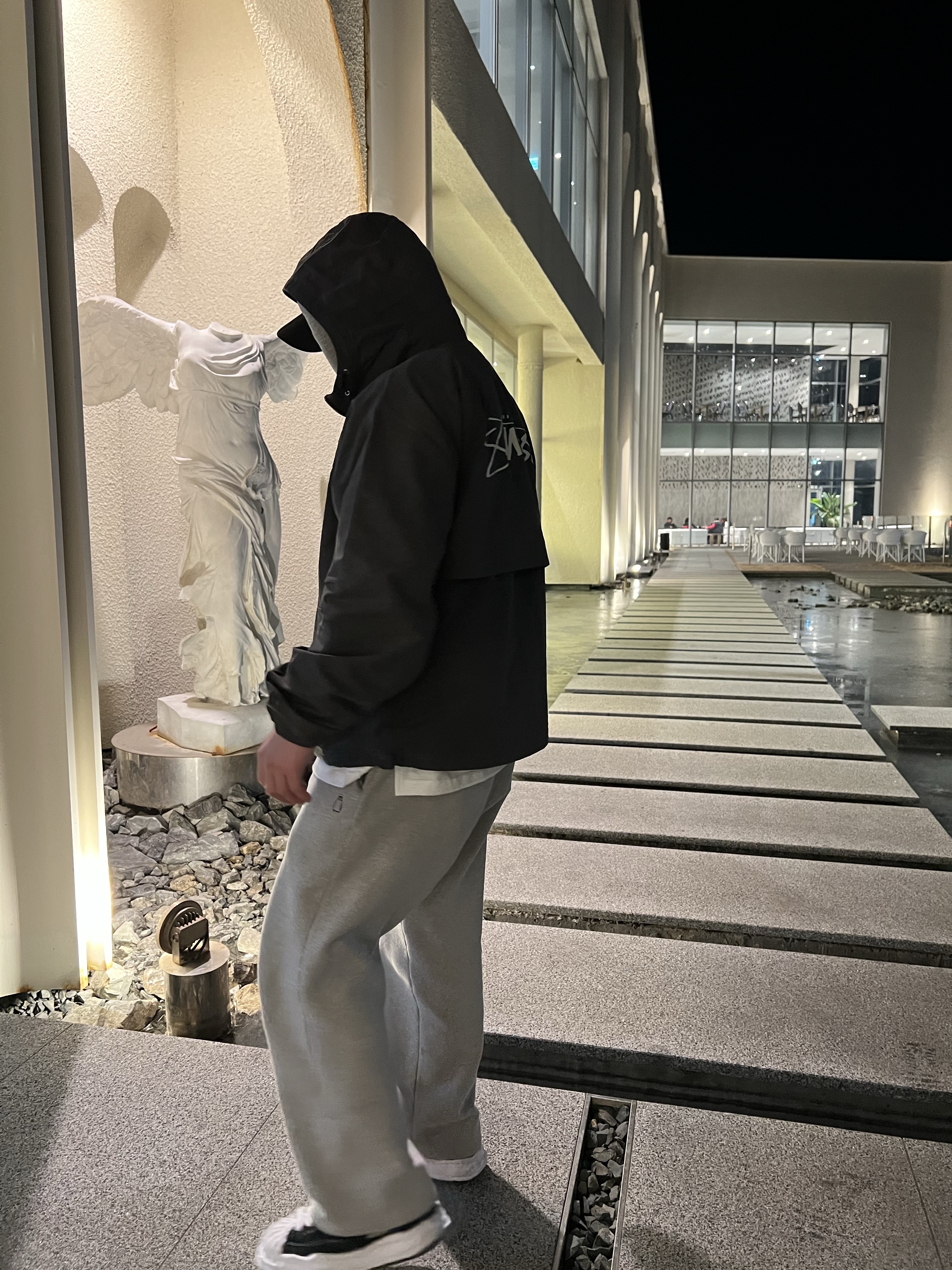 Stussy Wave Dye Beach Shell Jacket Black, Maison Mihara Yasuhiro Blakey OG Sole Canvas Low-top Sneakers Black White 착용 스타일 - 2