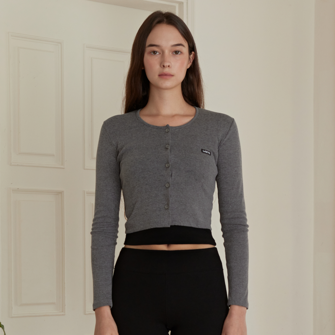 레이지지 라벨 유넥 크롭 가디건 그레이(Lazyz Label U-Neck Crop Cardigan  Gray) - 2