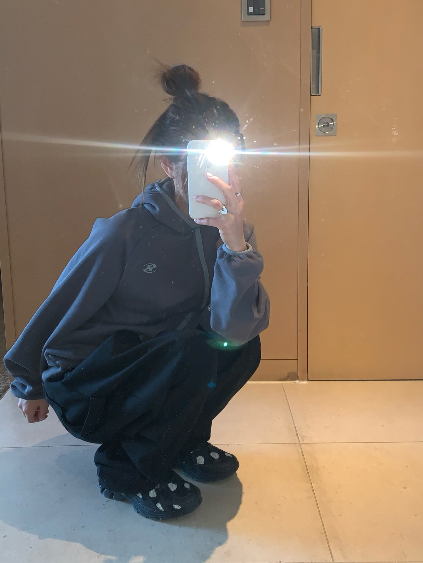 Sansan Gear Taped Hoodie Ash Charcoal, New Balance 1906R Polka Dot Black 착용 스타일