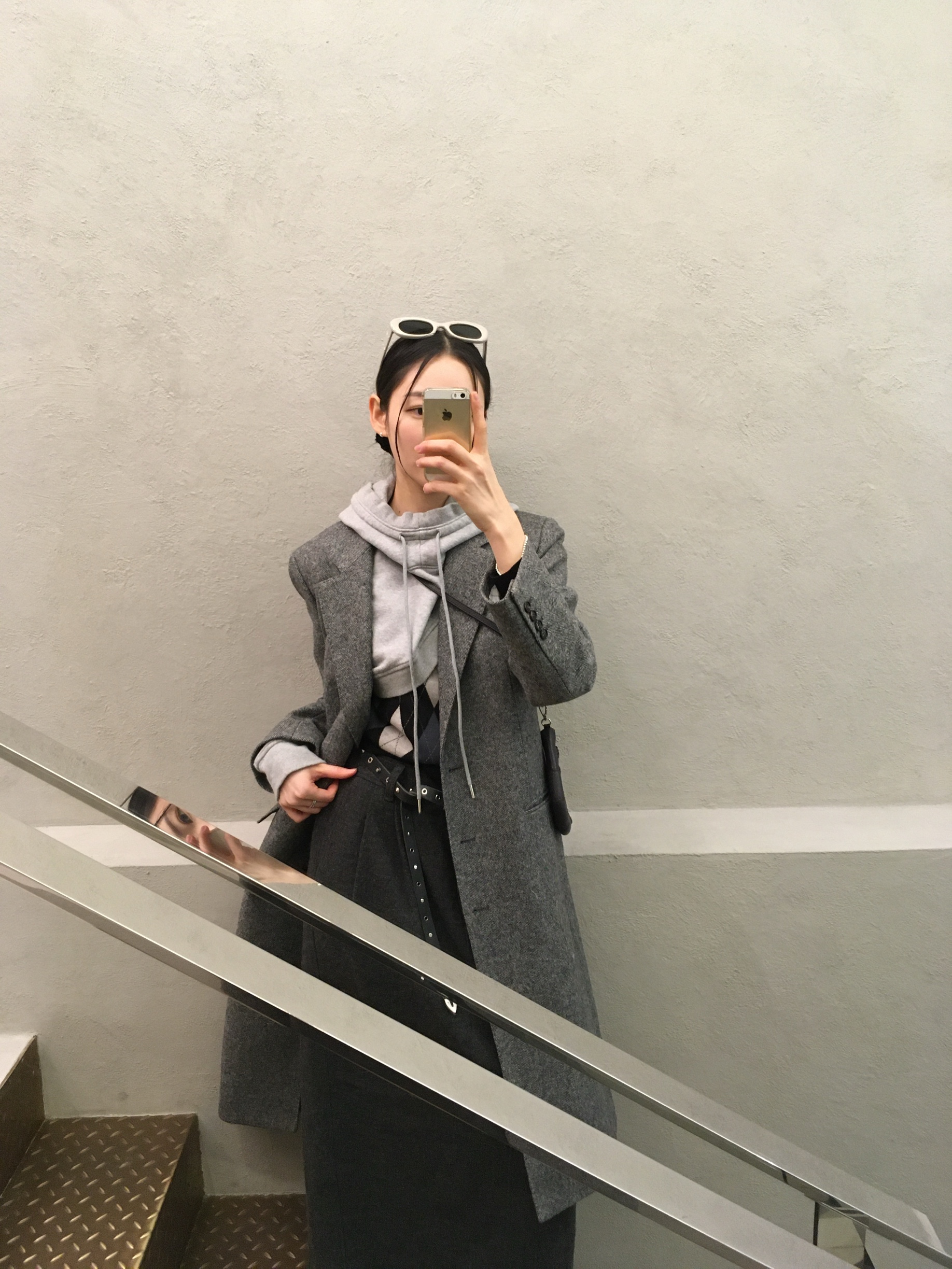 Gentle Monster x Maison Margiela MM004 Grey Black, Lemaire Crossbody Croissant Coin Purse Soft Grained Leather Black 착용 스타일 - 1