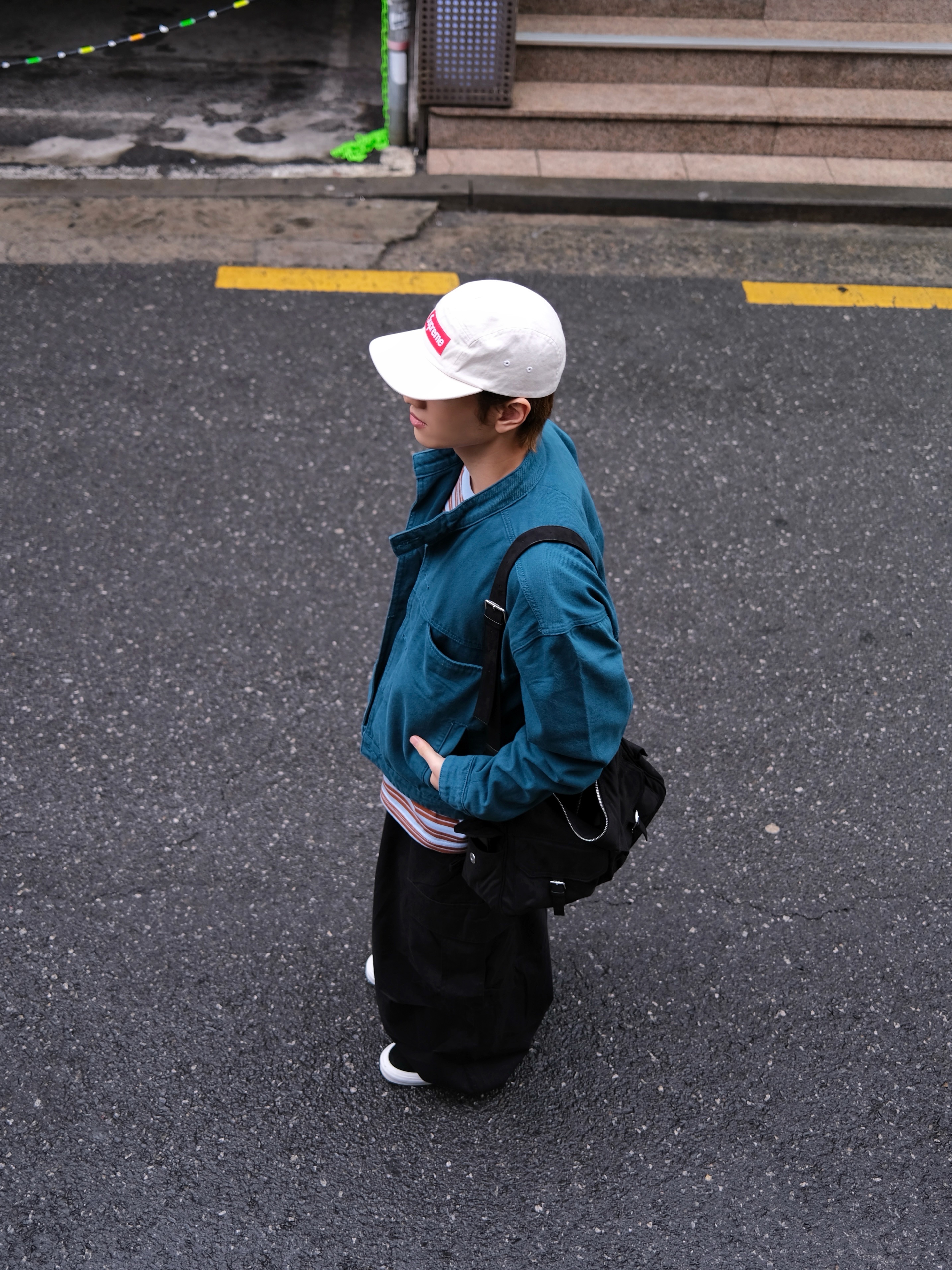 Supreme Washed Chino Twill Camp Cap Natural - 24SS, Vans Vault OG Old Skool LX Black 착용 스타일 - 3