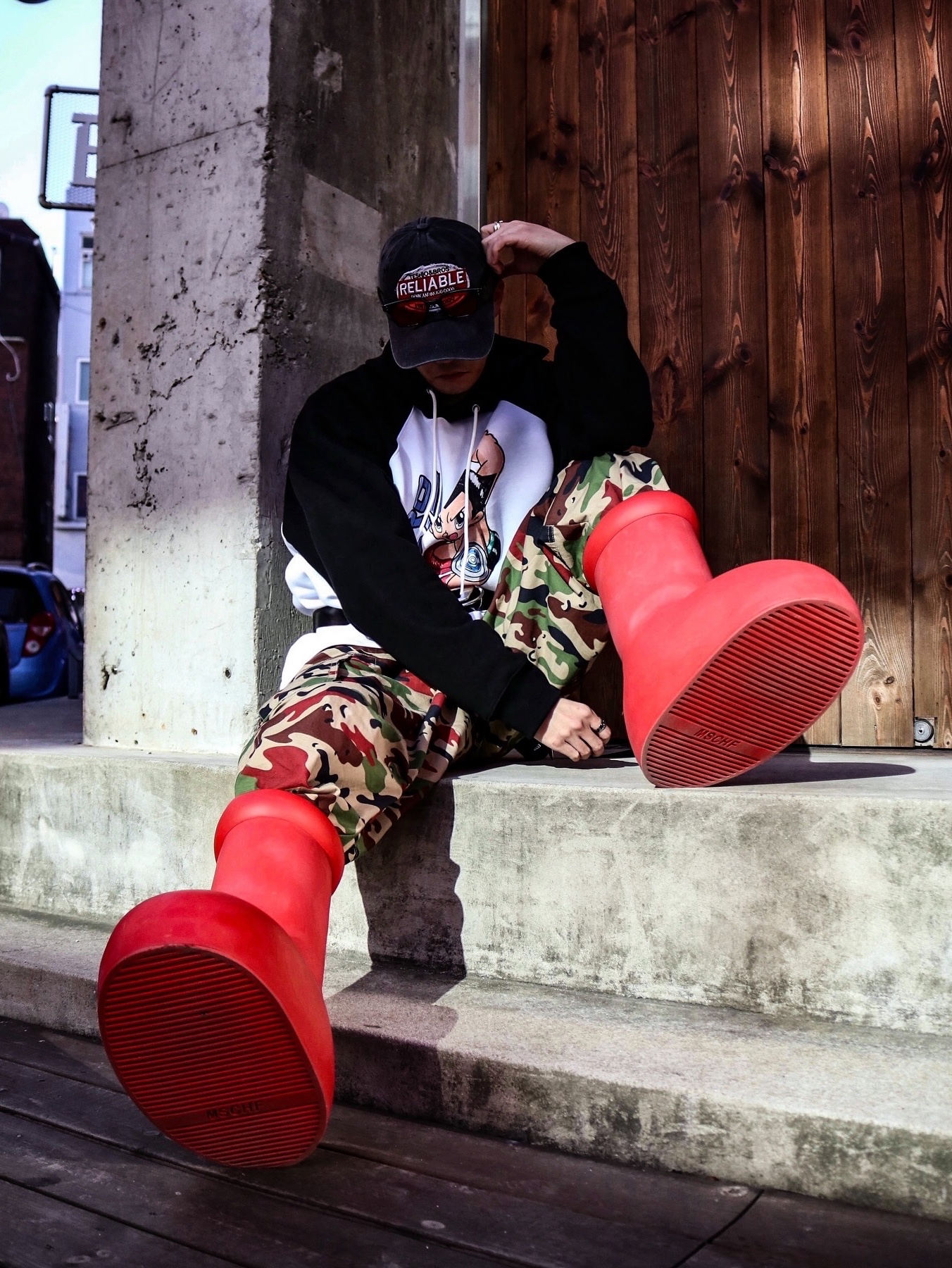 Diesel B-1DR Leather Belt with D Buckle Black, Mischief Rhombus Keyring Black 착용 스타일 - 3