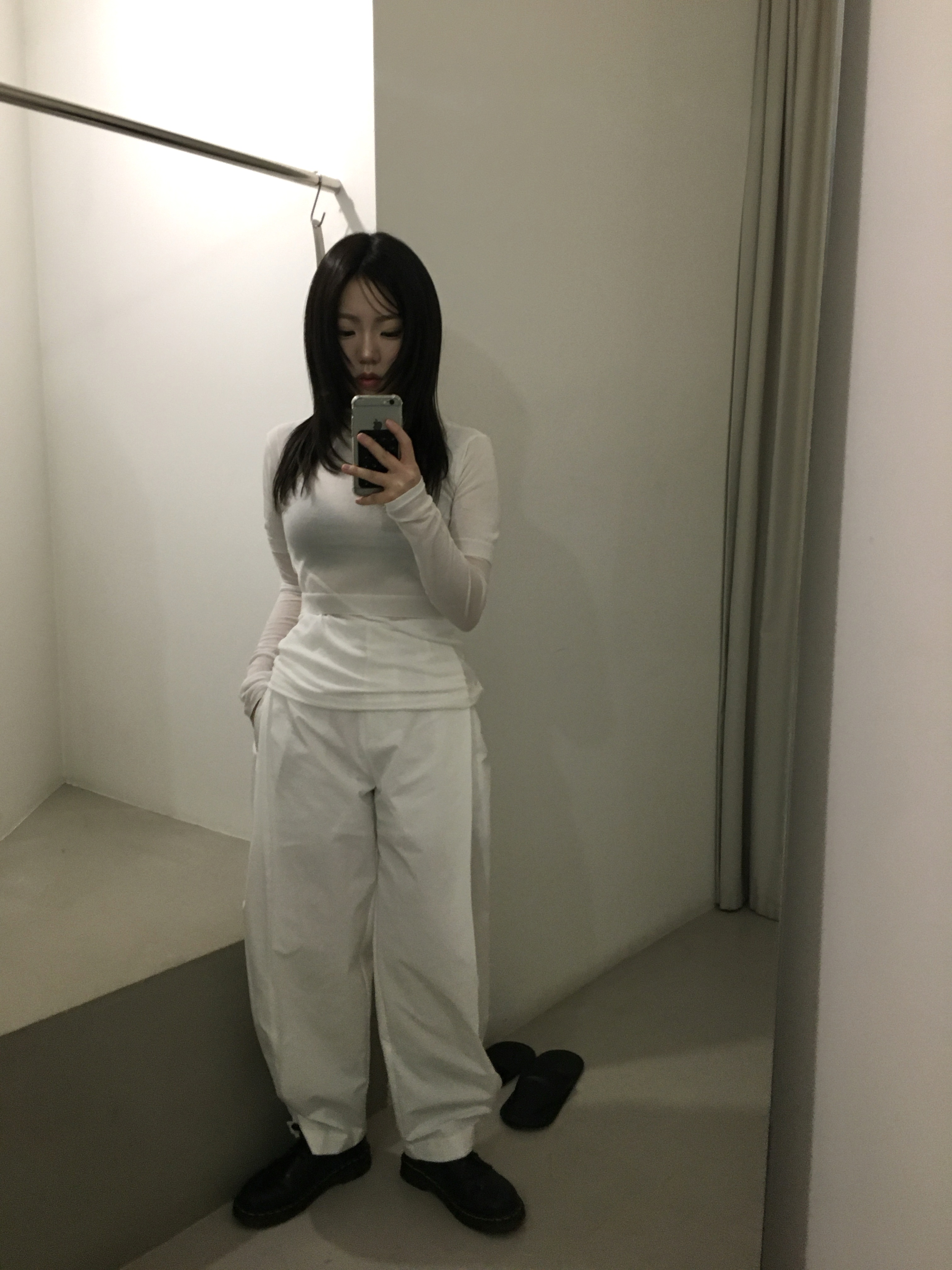 Amomento Women Curved Silhouette Pants Black - 25SS 착용 스타일 - 8