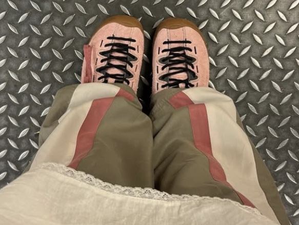 (W) Keen x Highsnobiety Jasper Sneakers Pink Gum 착용 스타일 - 3