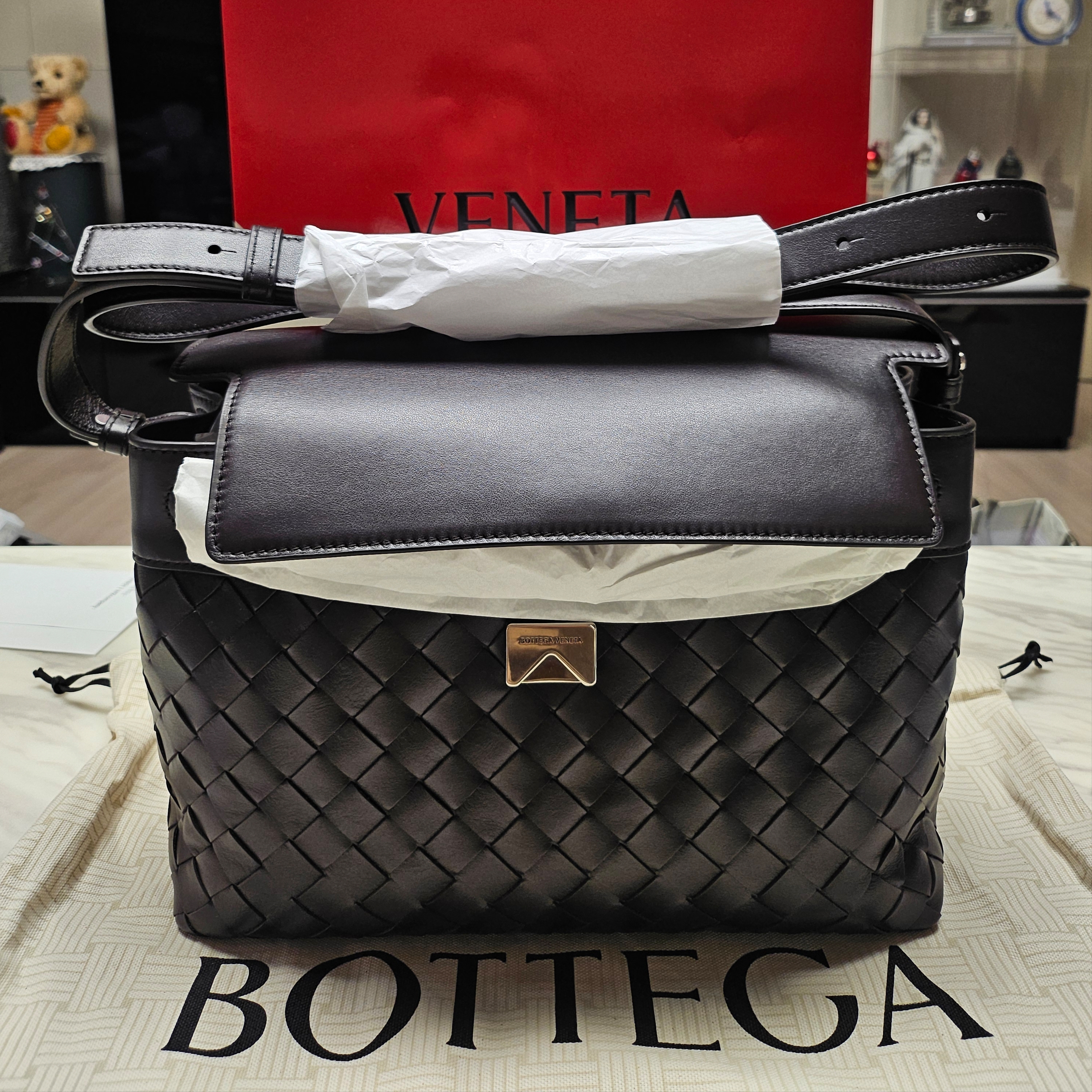 Bottega Veneta Small Andiamo Messenger Fondant 착용 스타일 - 2